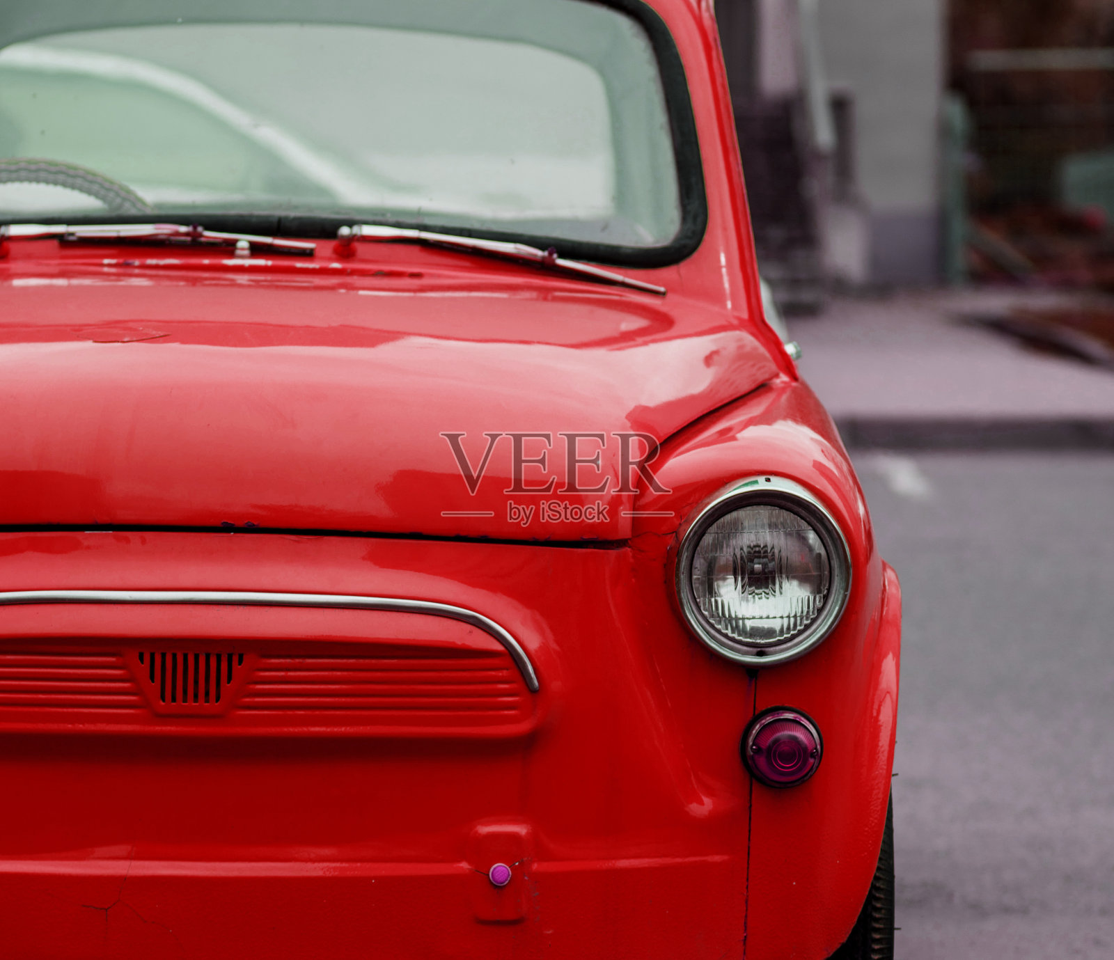 一辆明亮的复古车的前视图。照片摄影图片