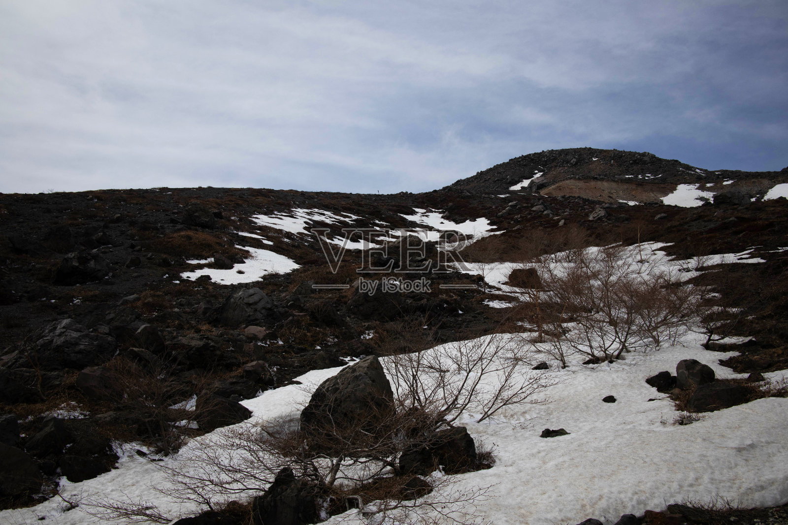 积雪残留的山脉照片摄影图片