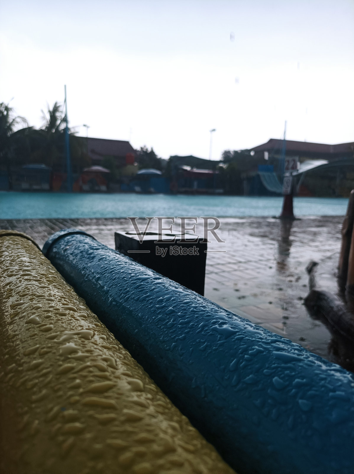 雨后游泳池照片摄影图片