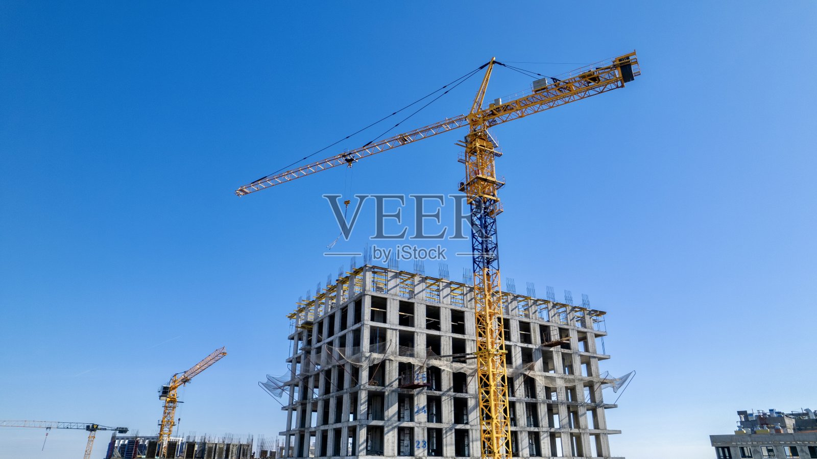 塔吊在多层建筑施工中，鸟瞰图照片摄影图片