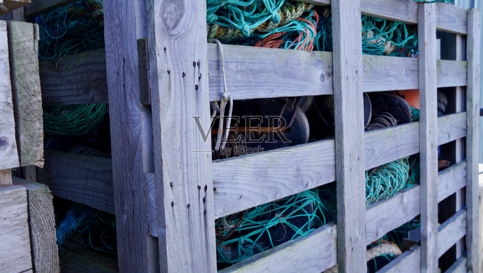航海背景，码头上储存的捕鱼设备照片摄影图片