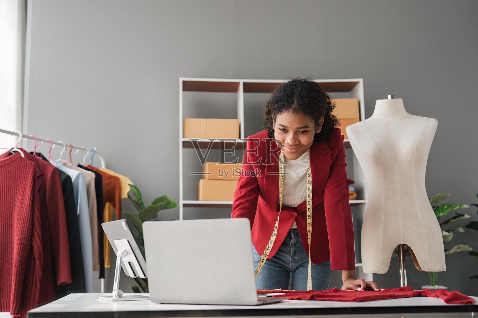 女造型师成功的时尚事业。微笑的黑人设计师肖像时尚站在时尚工作室工作。时装设计师在办公室的肖像。照片摄影图片