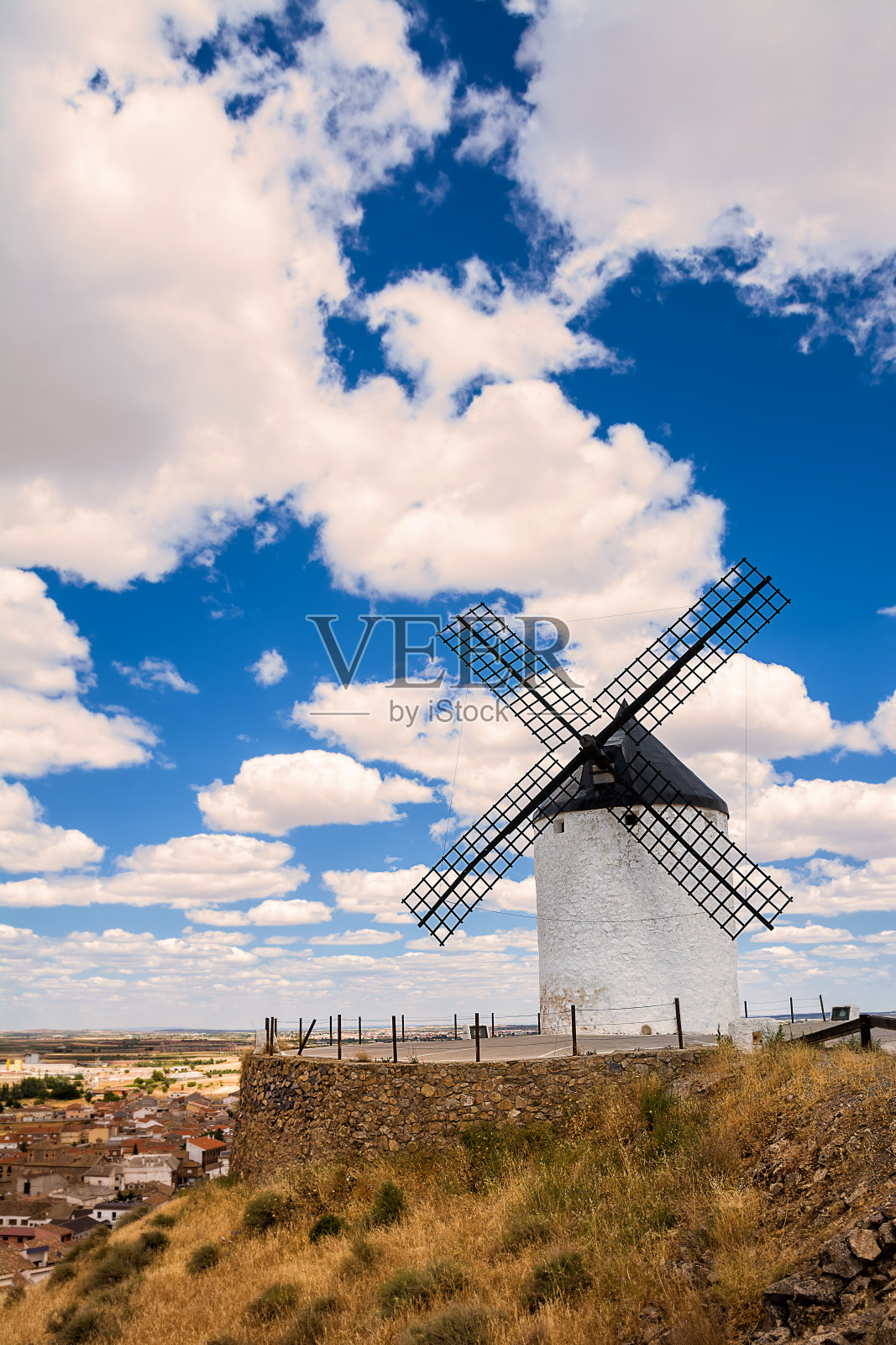山上的风车，背景是西班牙Consuegra村照片摄影图片