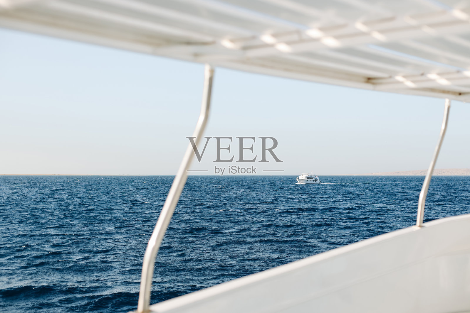 蓝色大海上的白色游艇照片摄影图片