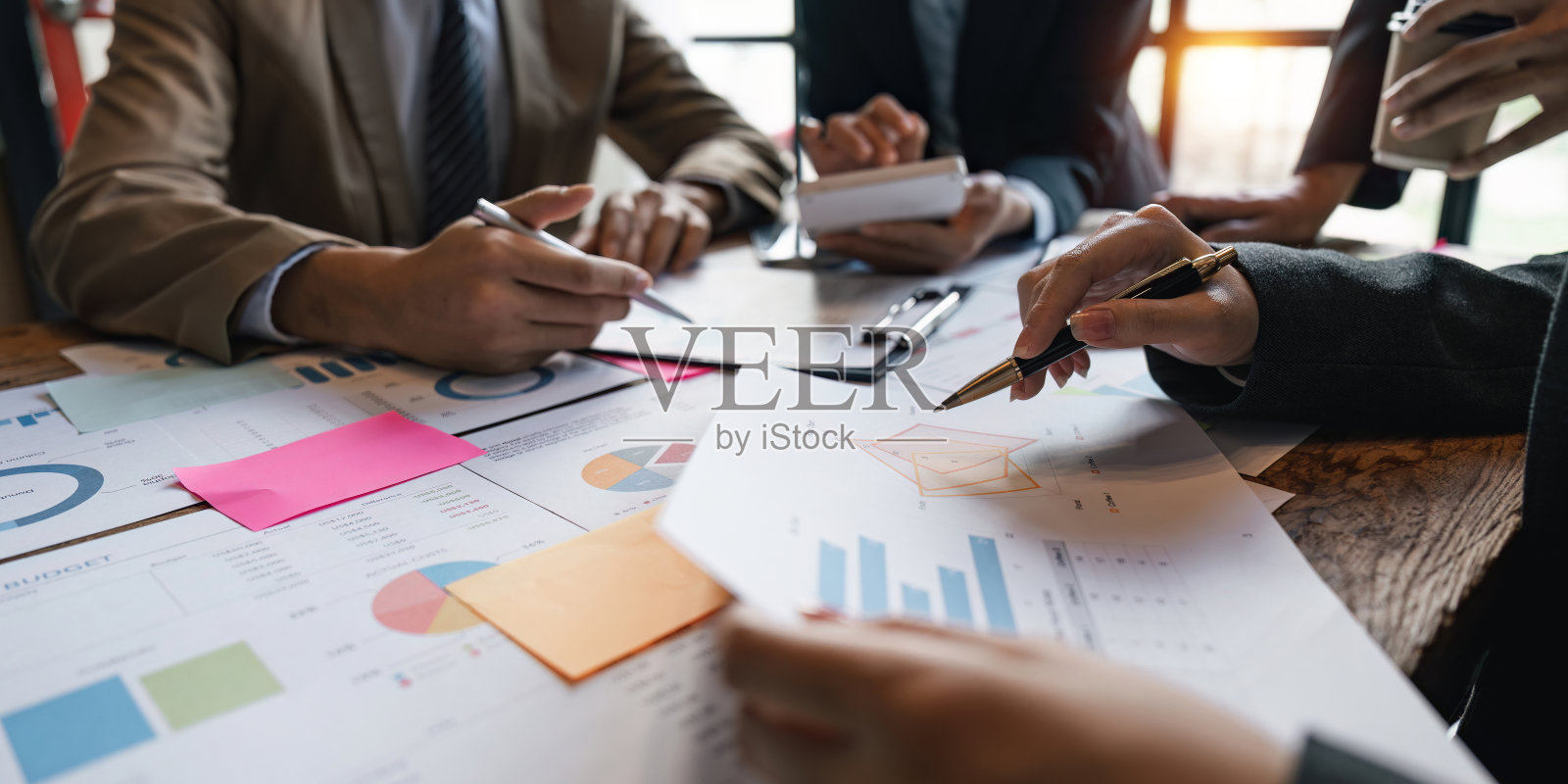 一群商界人士在会议室里头脑风暴，讨论有关公司投资文书的当前金融和经济问题照片摄影图片