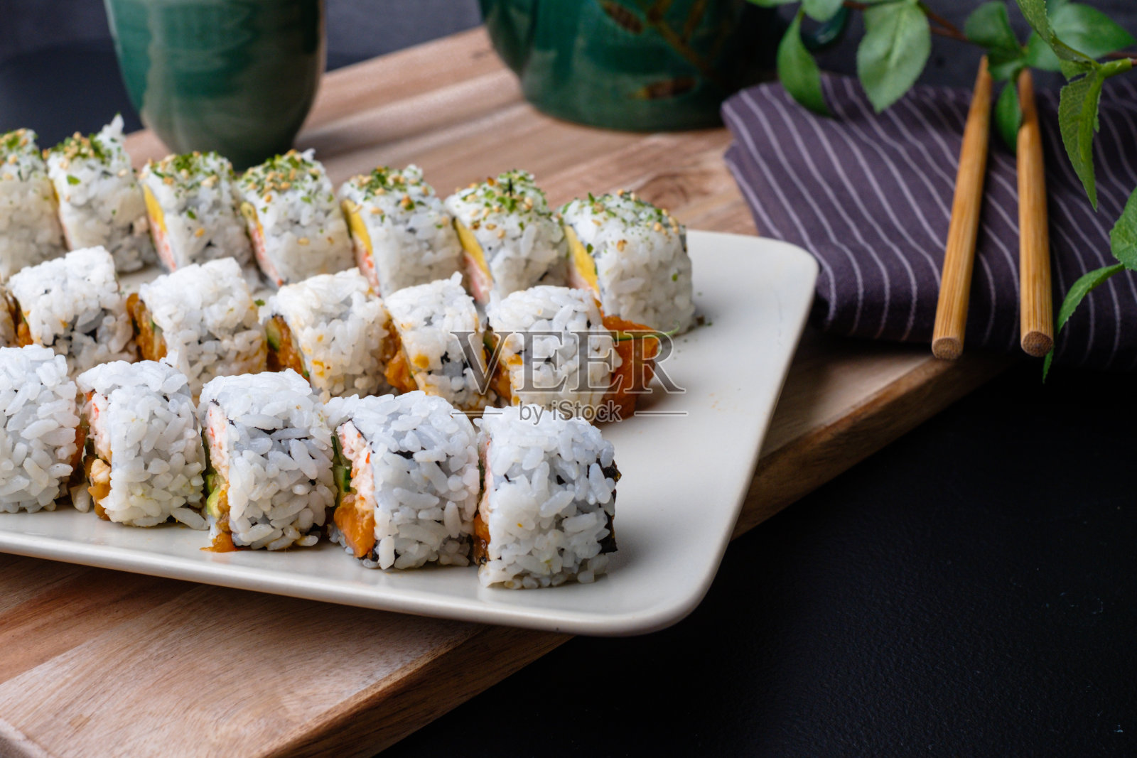 加州寿司卷，日本传统菜肴与美国食材的结合。有选择性的重点照片摄影图片