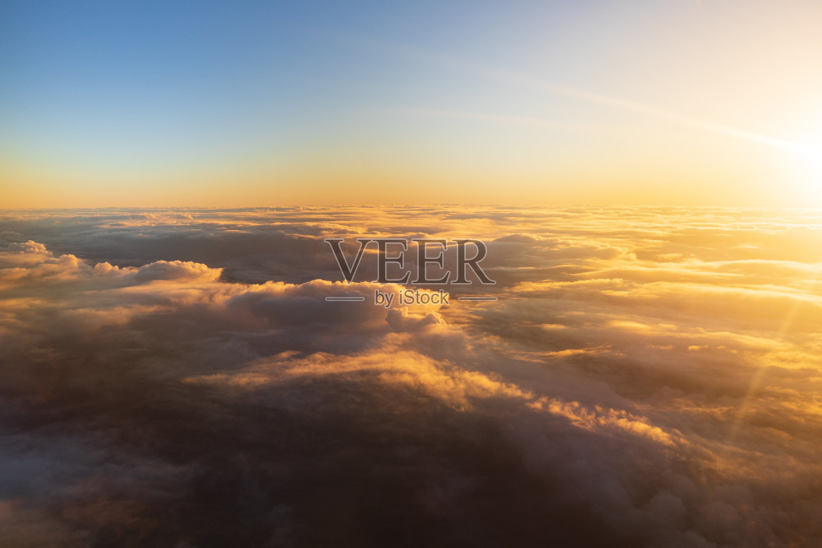 在金色的光芒中飞越云端照片摄影图片