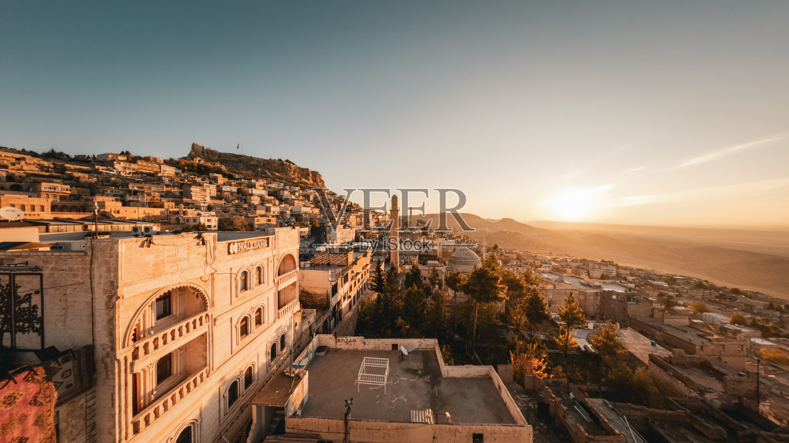 马尔丁市全景与比赛无人机，马尔丁历史城市FPV无人机，FPV无人机鸟瞰图马尔丁老城的城市景观，在中东的美索不达米亚，马尔丁市，在中东的美索不达米亚照片摄影图片