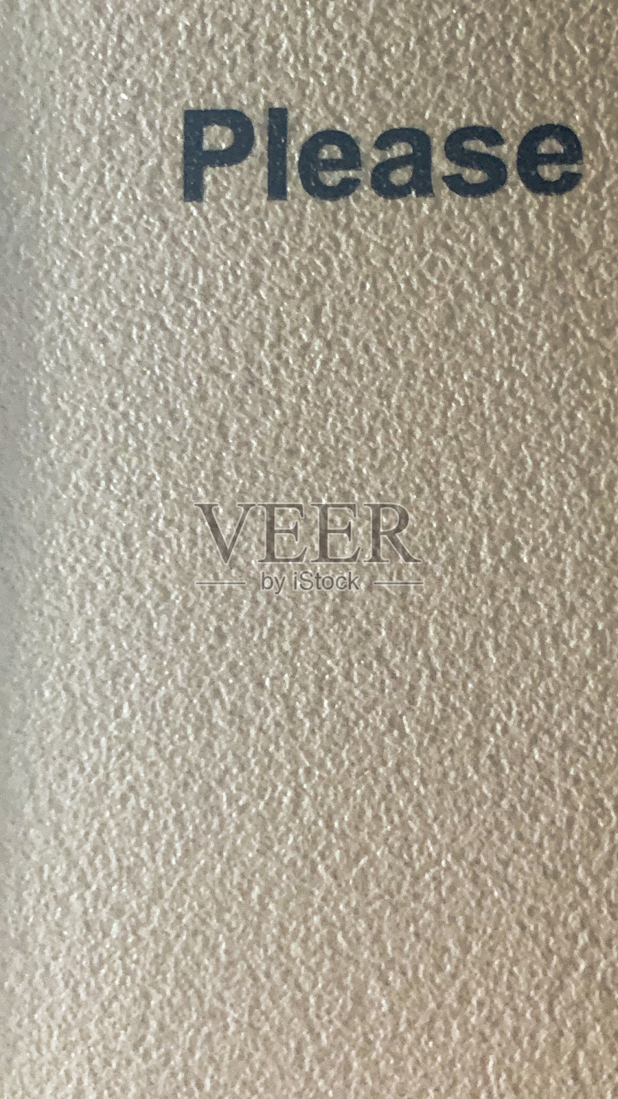 “请”字在日光下印在图像右侧的白色颗粒表面上照片摄影图片