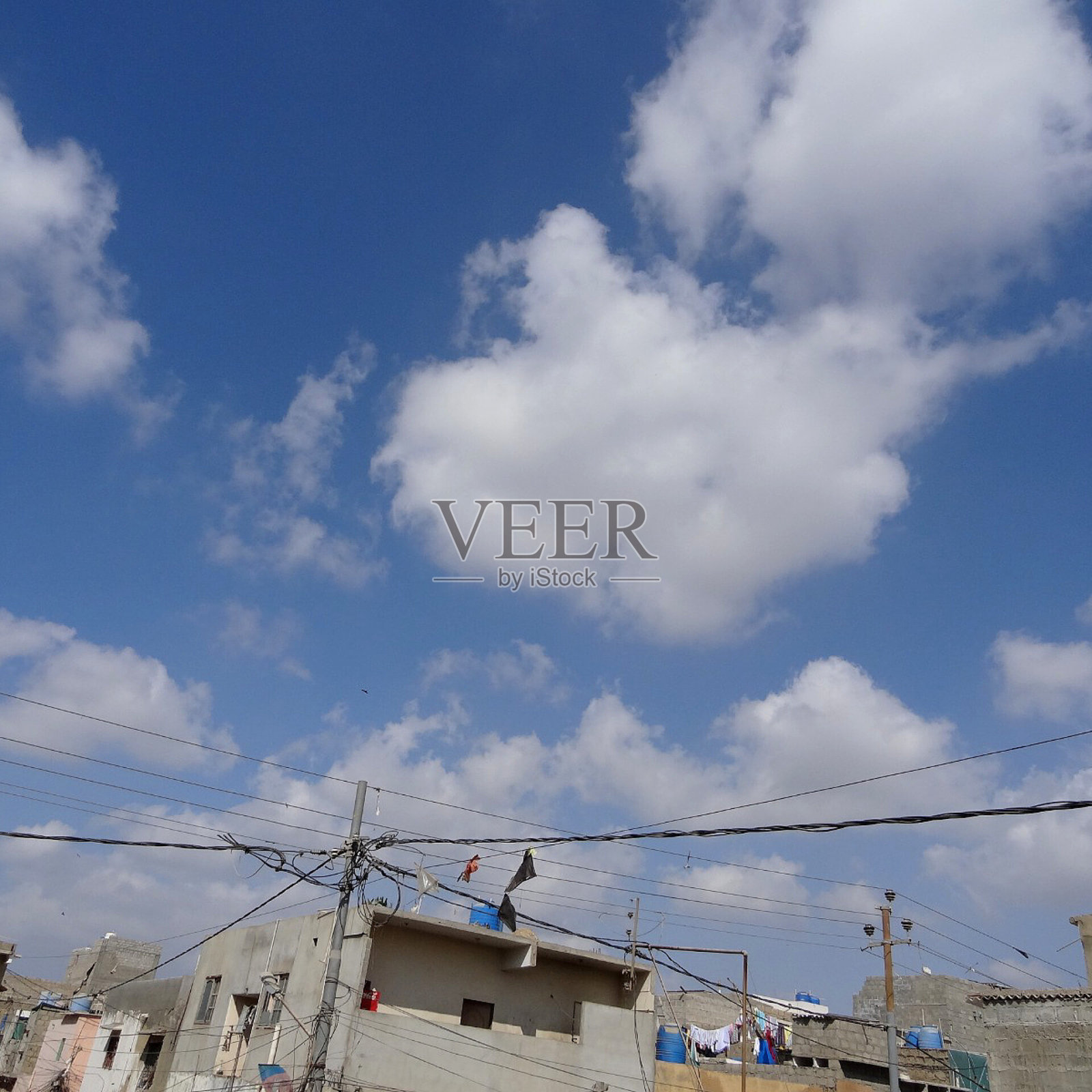 蓝色的天空和一些房子的屋顶照片摄影图片