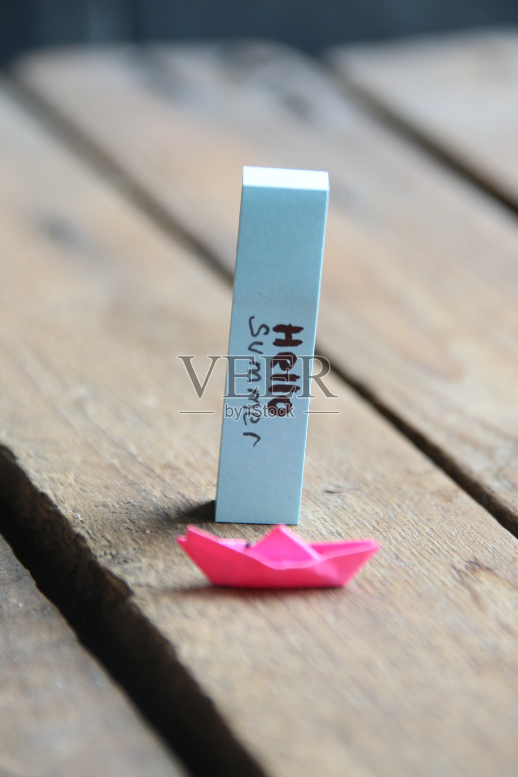 Hello summer创意概念。照片摄影图片