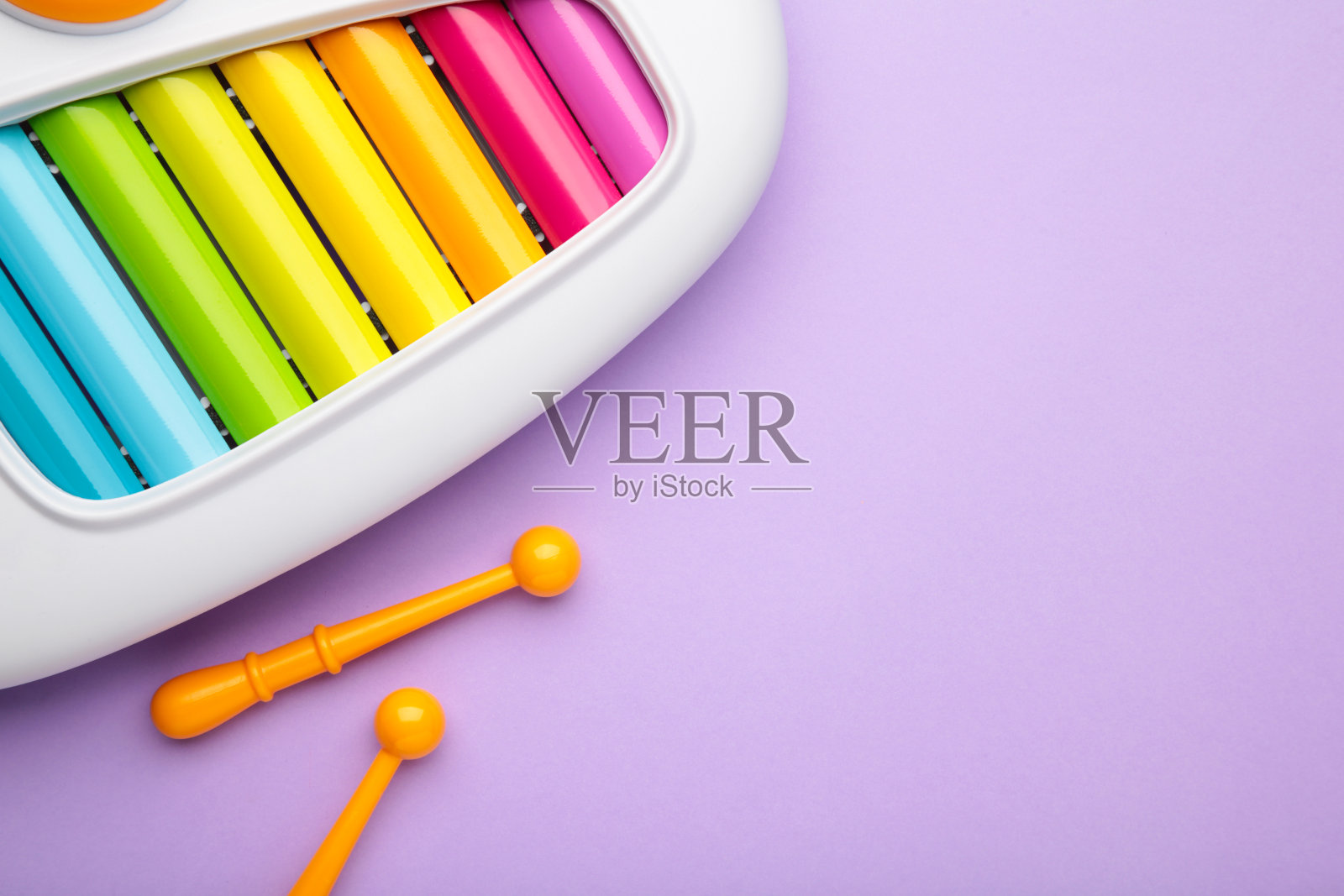 紫色背景上的彩色木琴。文本空间照片摄影图片