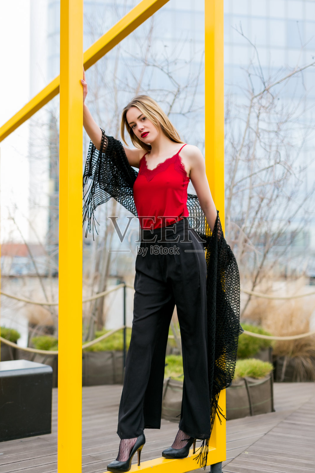 肖像年轻美丽的金发女人摆pose与城市背景照片摄影图片