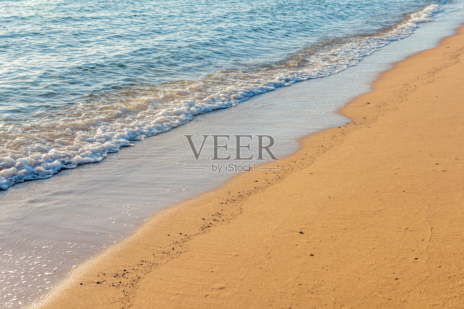 海浪拍打着沙滩照片摄影图片