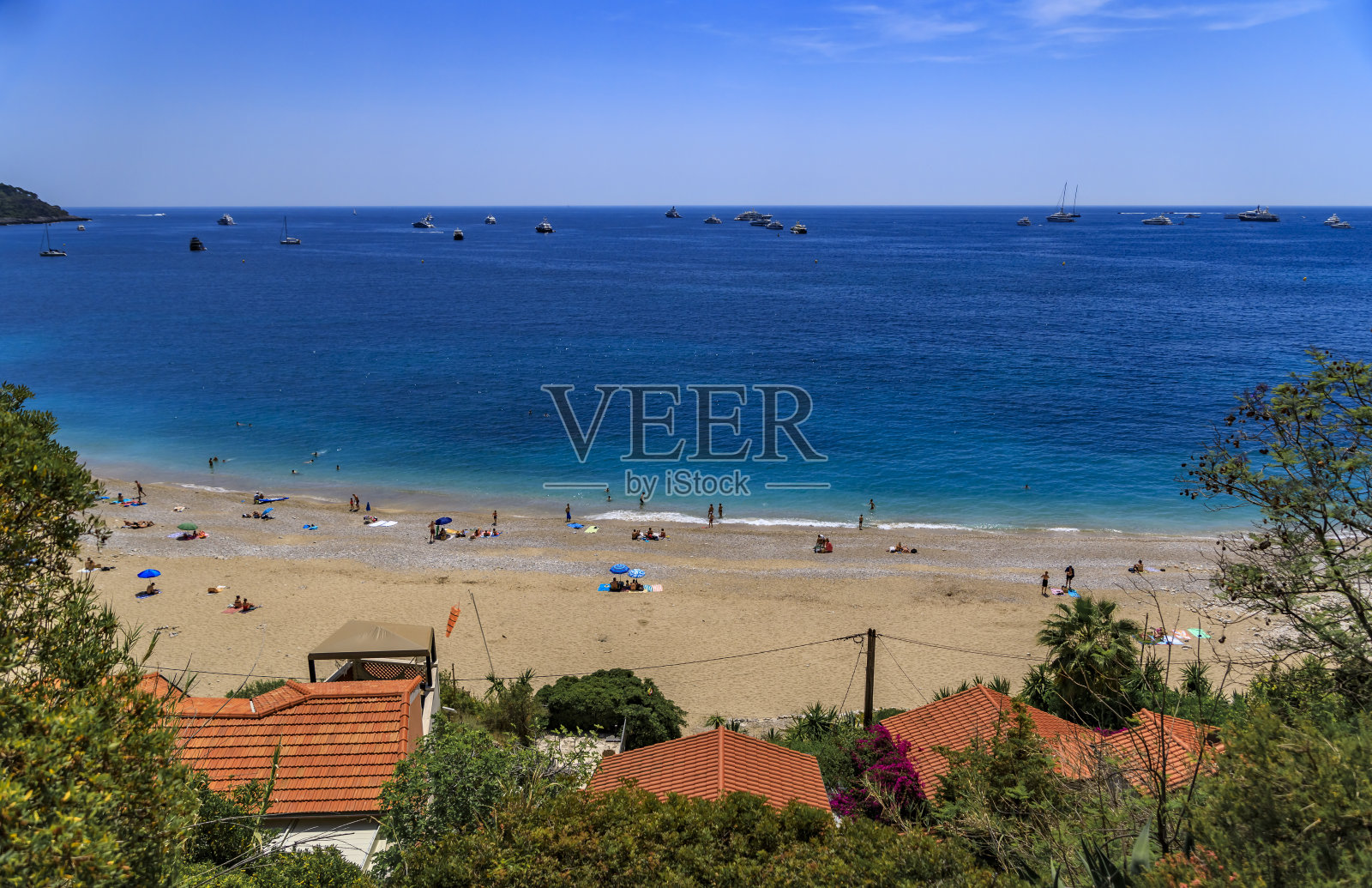 地中海和法国南部马丁角的罗克布伦海滩，靠近摩纳哥照片摄影图片