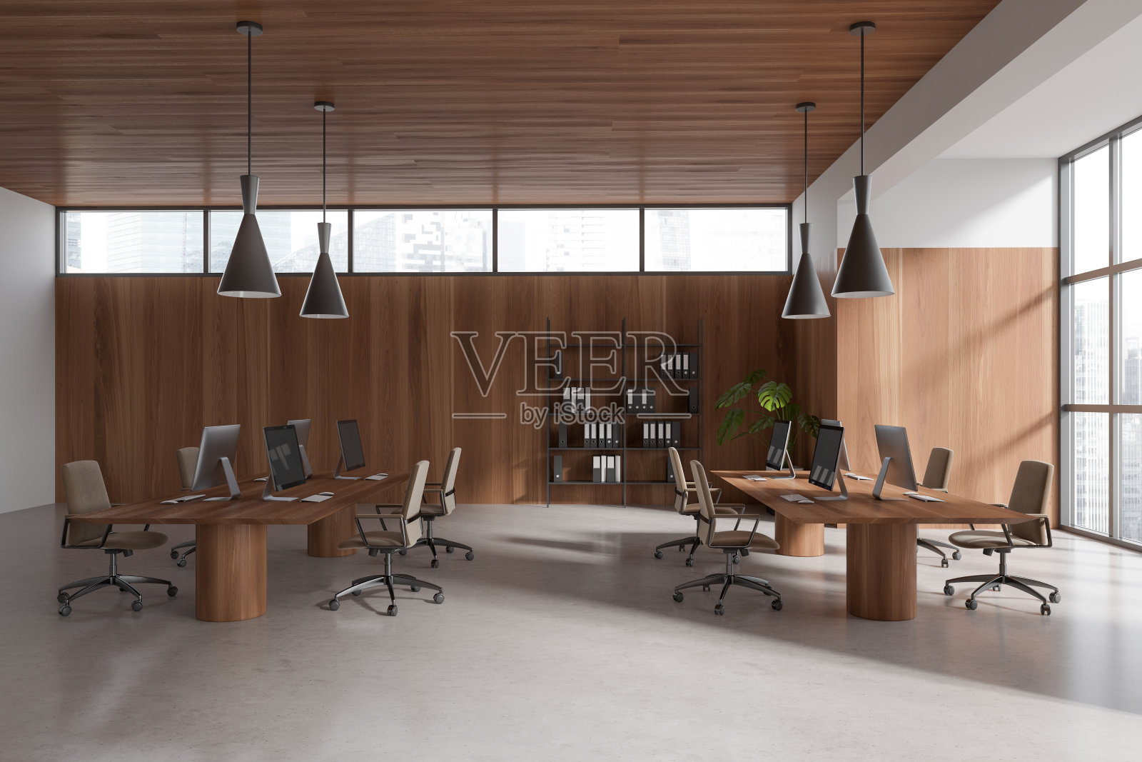 明亮的办公室内部，桌面和架子上有pc电脑，全景窗照片摄影图片