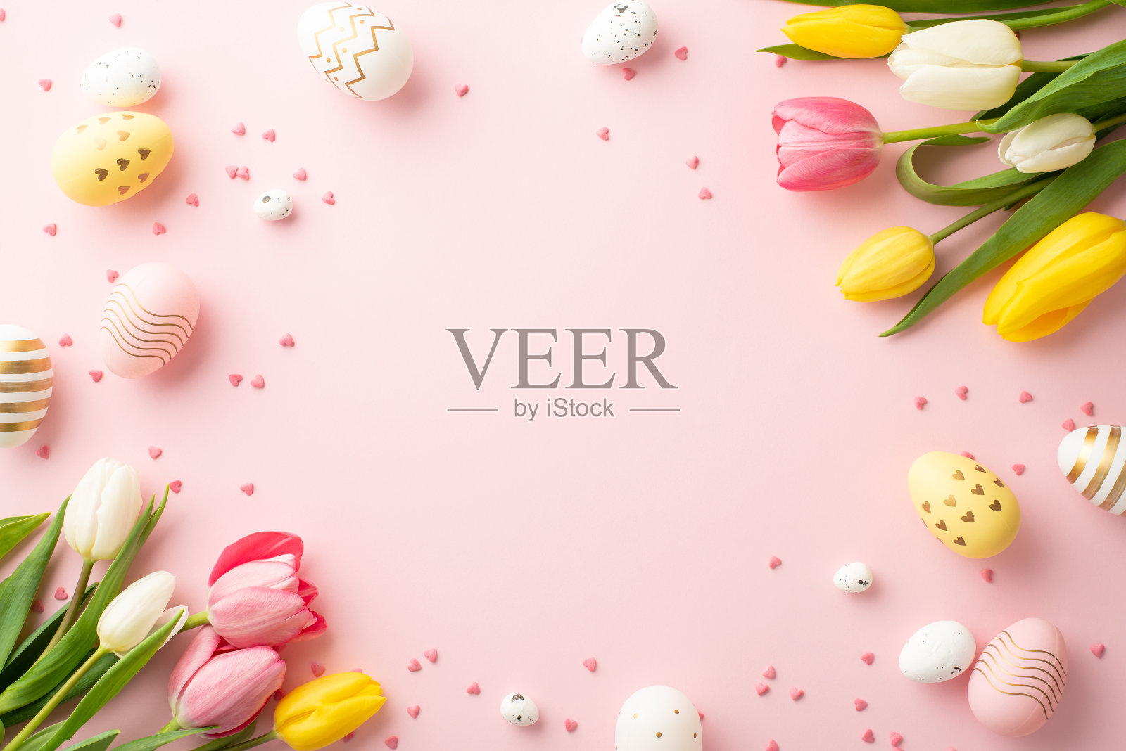 复活节装饰概念。顶部视图照片的一束新鲜的郁金香彩色复活节彩蛋和撒在孤立的粉彩粉红色背景与复制空间在中间照片摄影图片