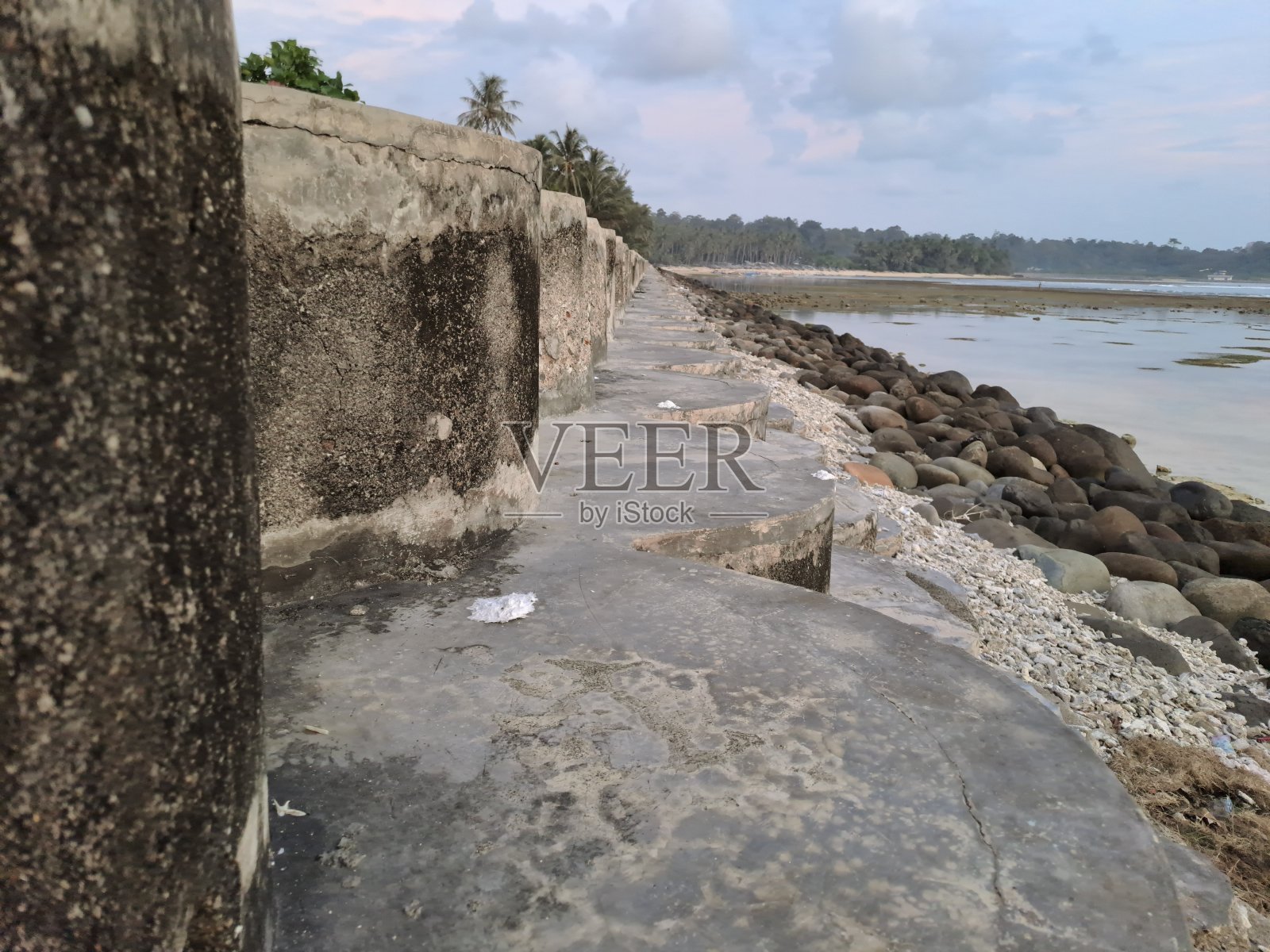 在利瑙海滩防波堤，考尔，印度尼西亚，东南亚照片摄影图片