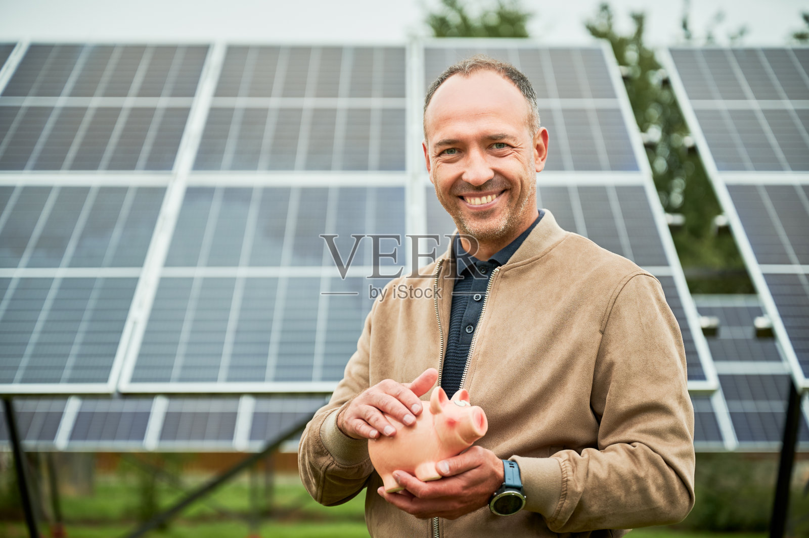 年轻人对自己在替代能源领域的投资感到高兴。照片摄影图片