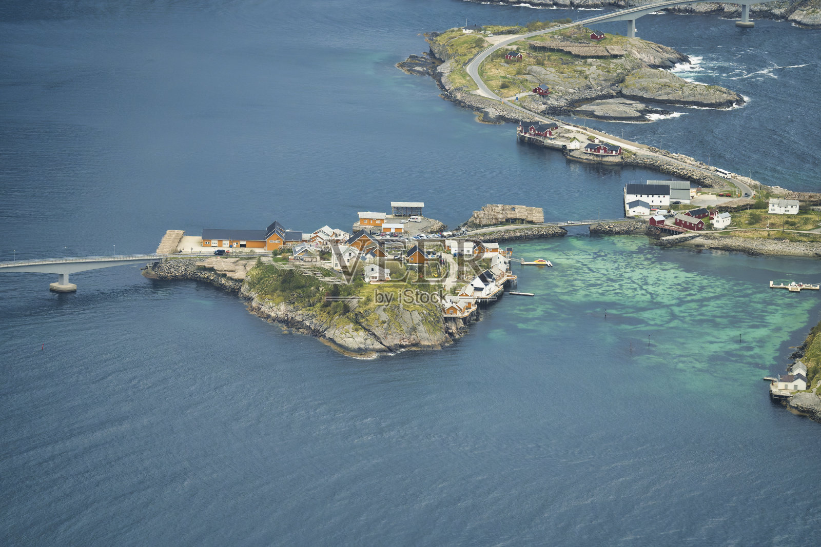 在挪威罗弗敦的赖纳，小岛和车辆立交桥，在一个晴朗的春日俯瞰湖面照片摄影图片