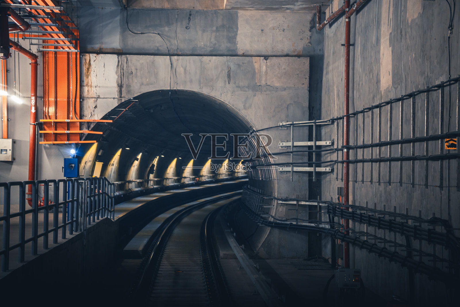 乘坐单轨列车通过地下隧道在吉隆坡的观点照片摄影图片