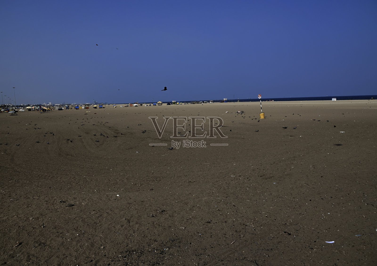 印度东南部宽阔的海滩。钦奈。渔船。照片摄影图片