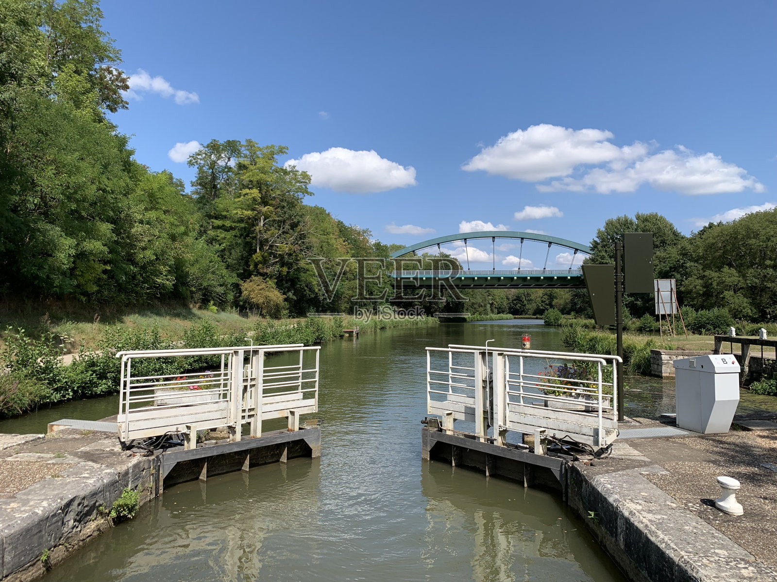 运河在阳光灿烂的日子里锁定。照片摄影图片