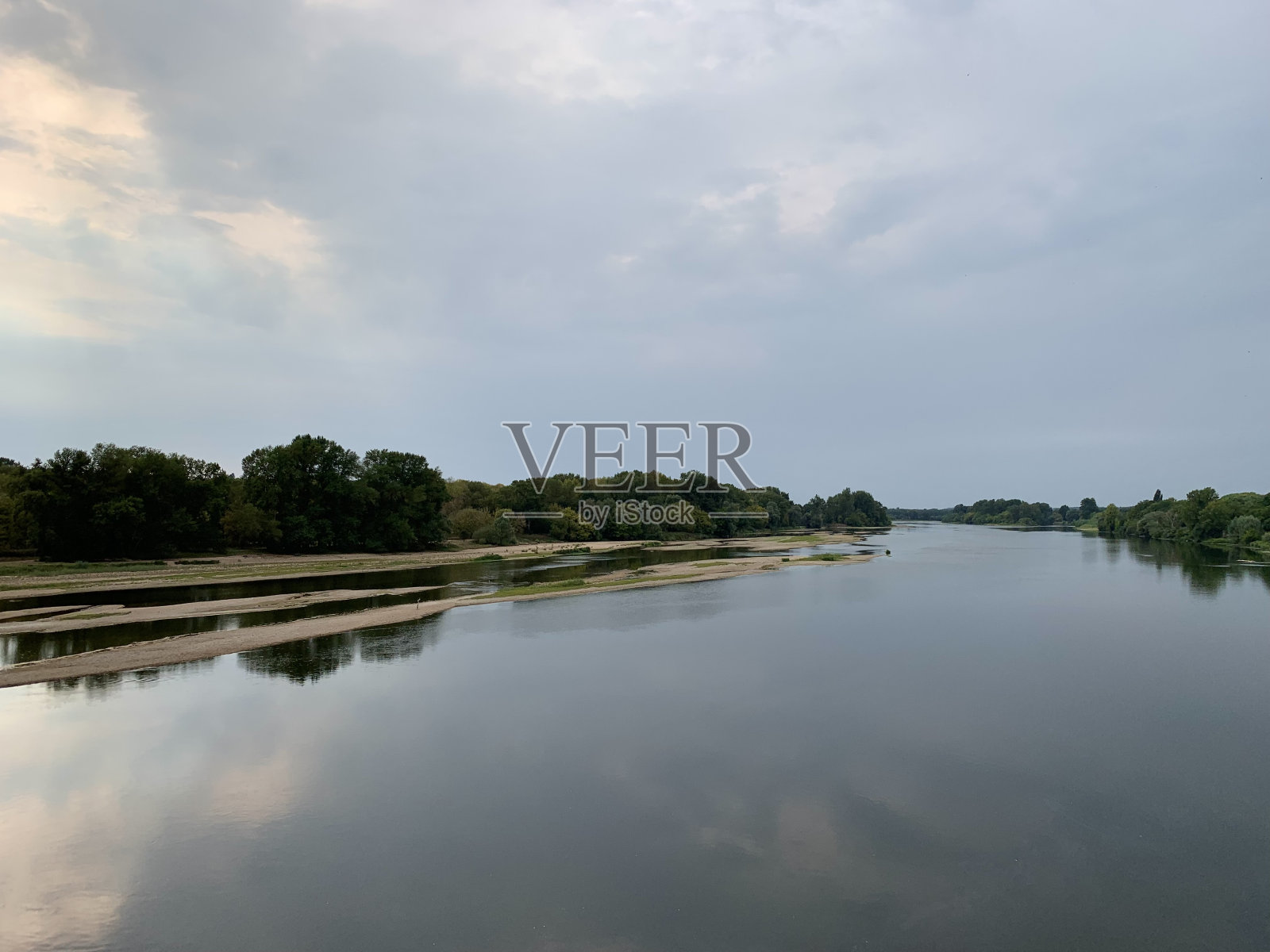 法国一条平静的河。照片摄影图片