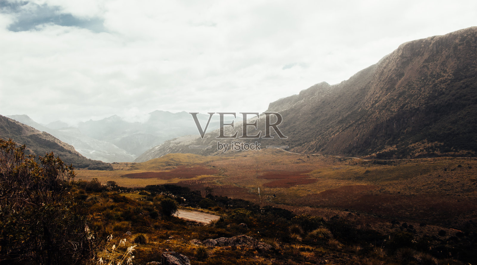 群山环绕的雄伟山谷照片摄影图片