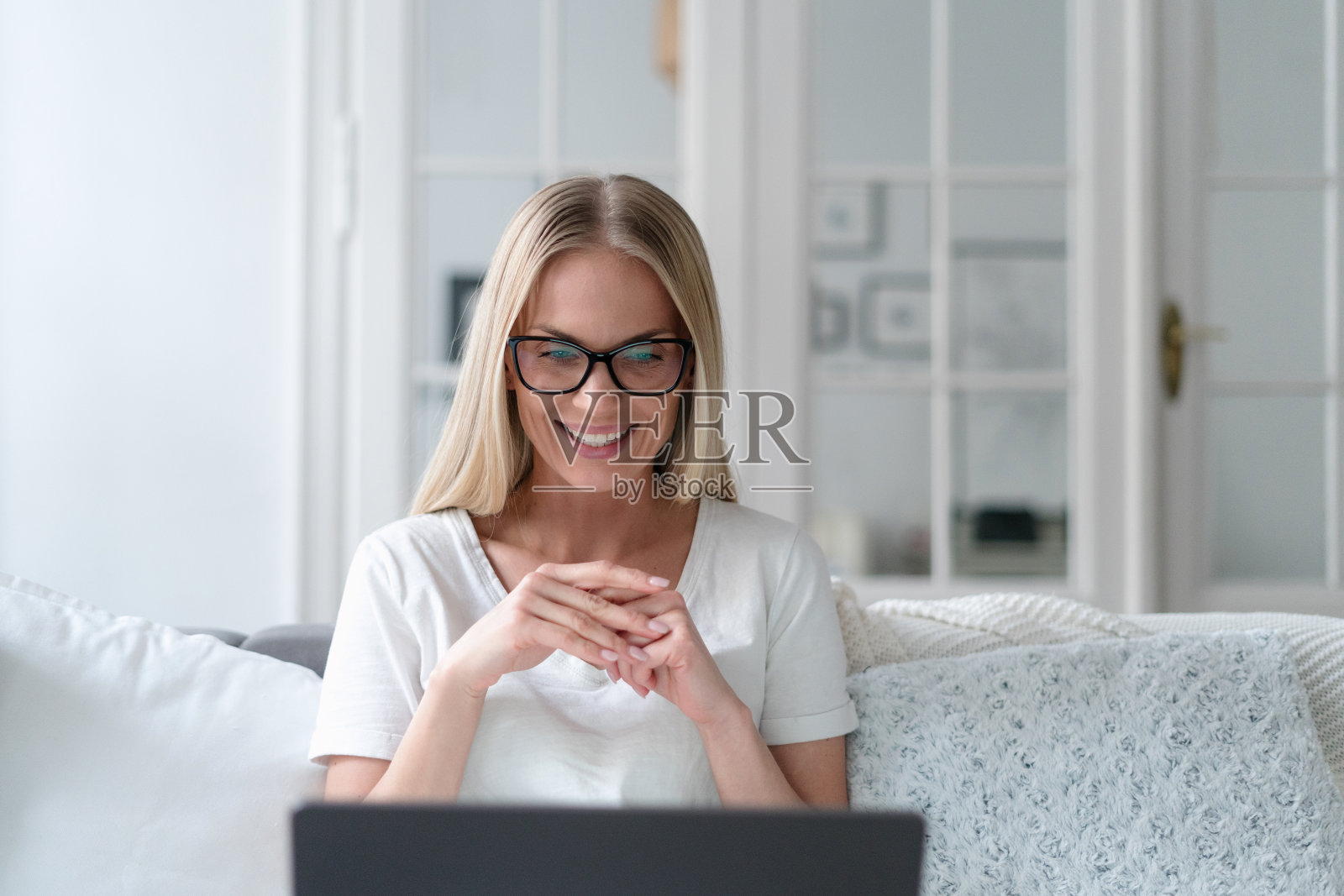 微笑的女人与上网本视频通话照片摄影图片