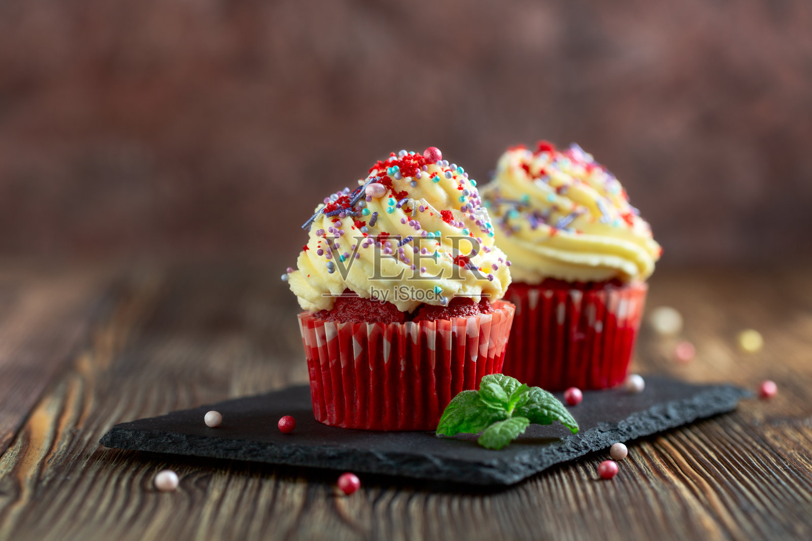 红丝绒纸杯蛋糕。照片摄影图片