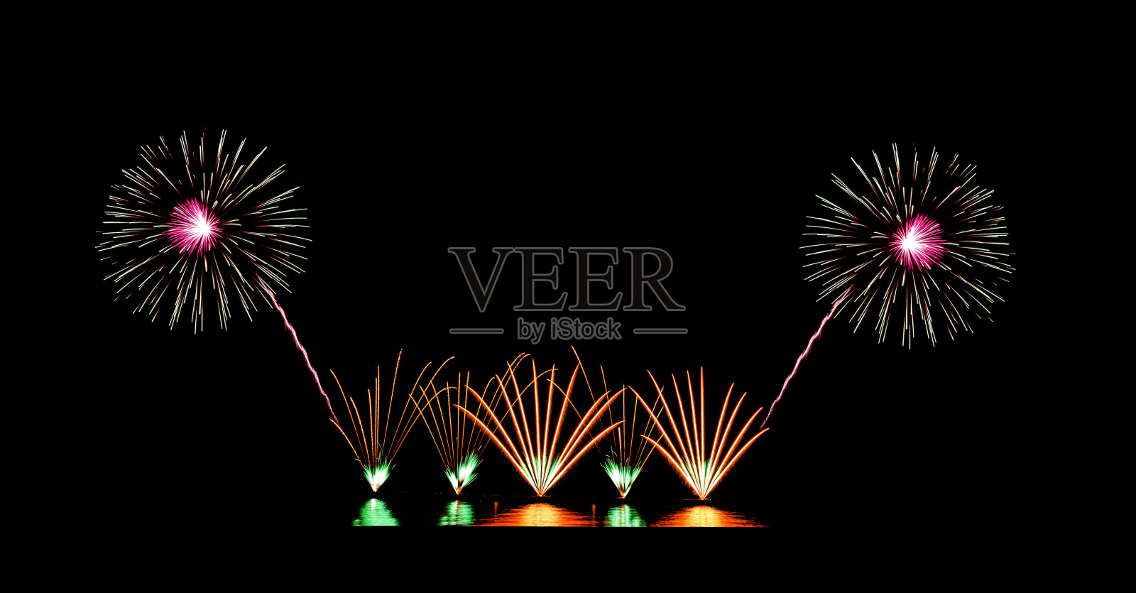 美丽的烟花展示在黑色的天空与复制空间的问候文字。庆祝及周年概念照片摄影图片