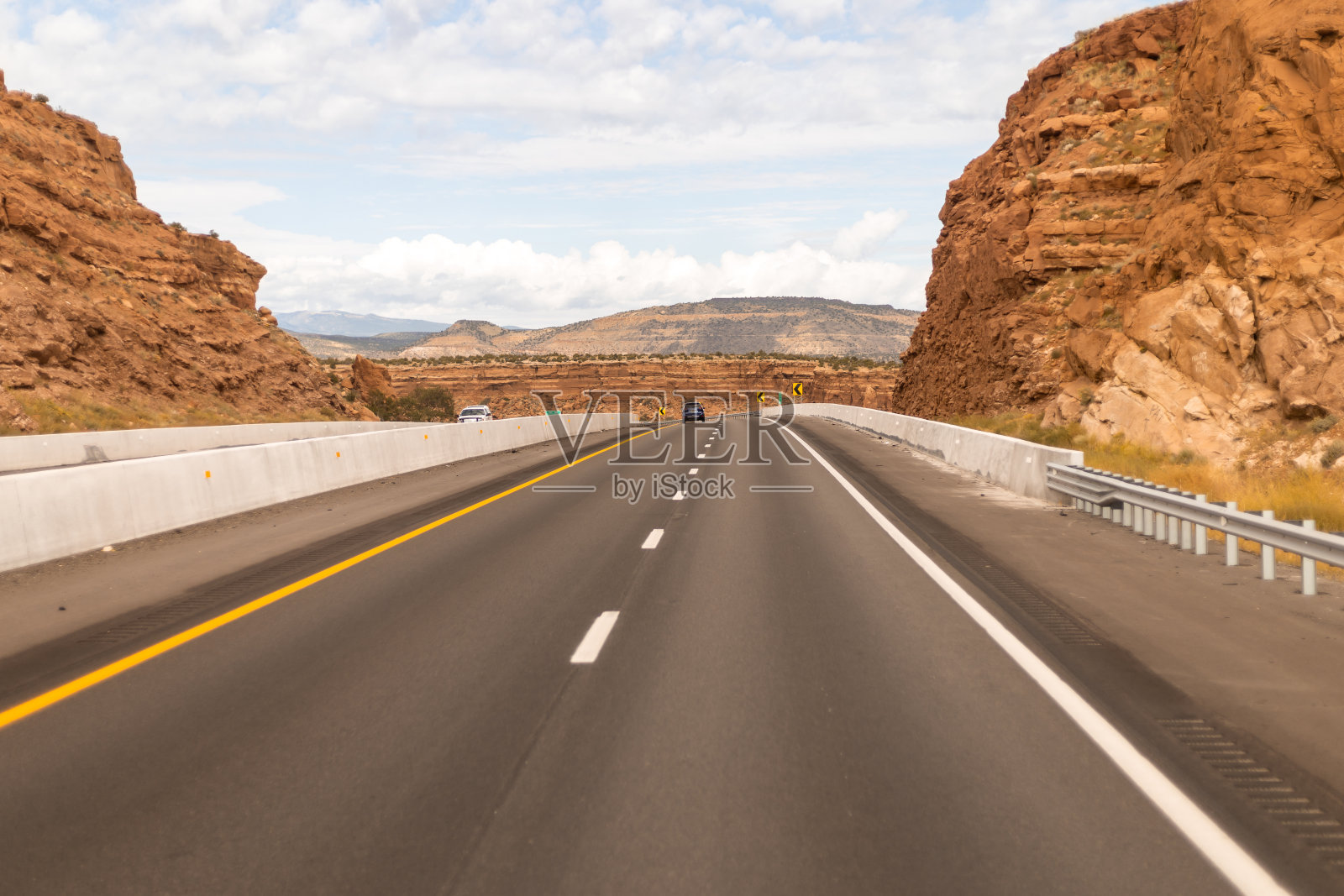高速公路穿过峡谷和山脉照片摄影图片