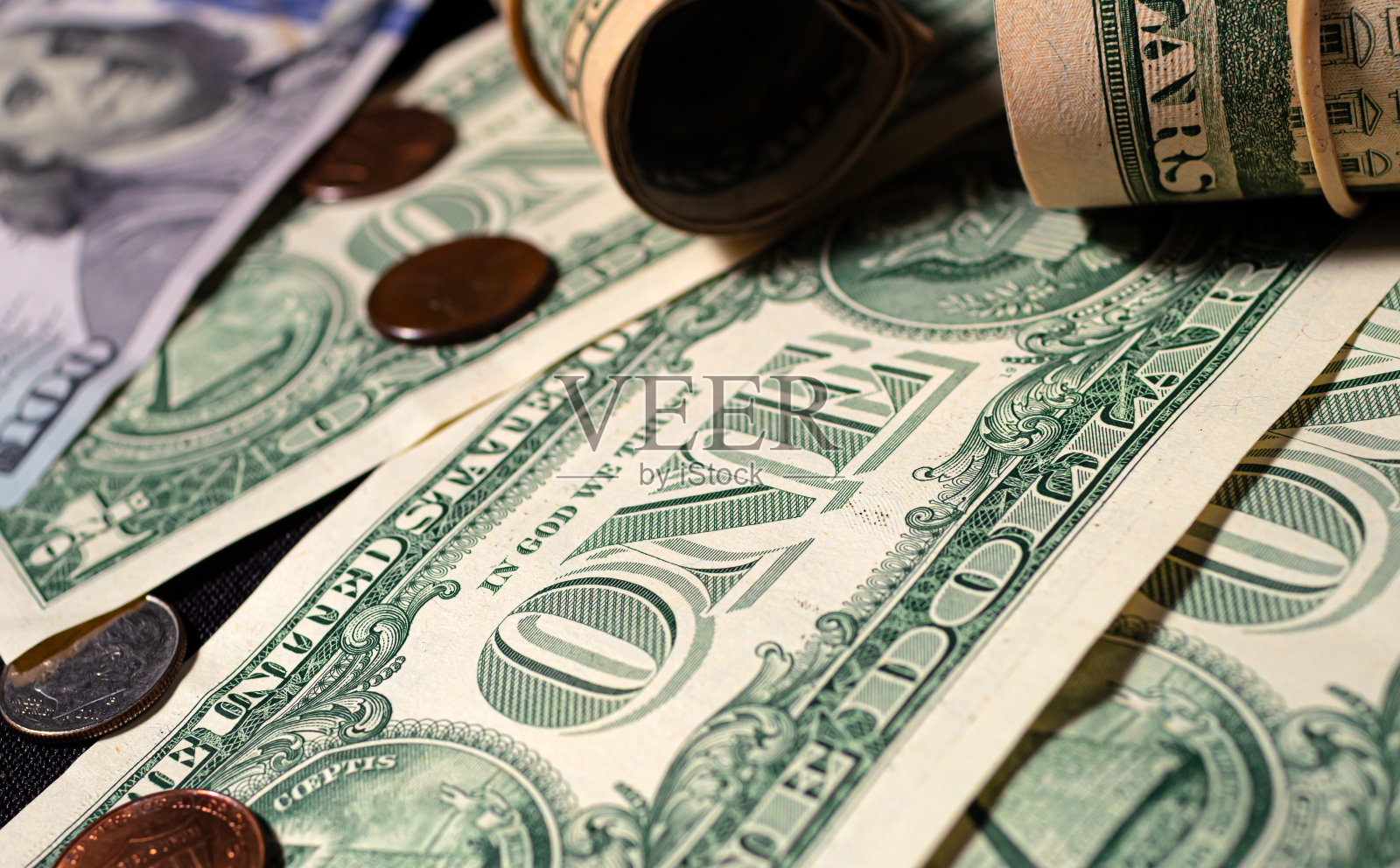 在黑暗环境中的美元钞票的特写照片。经济和金融。照片摄影图片