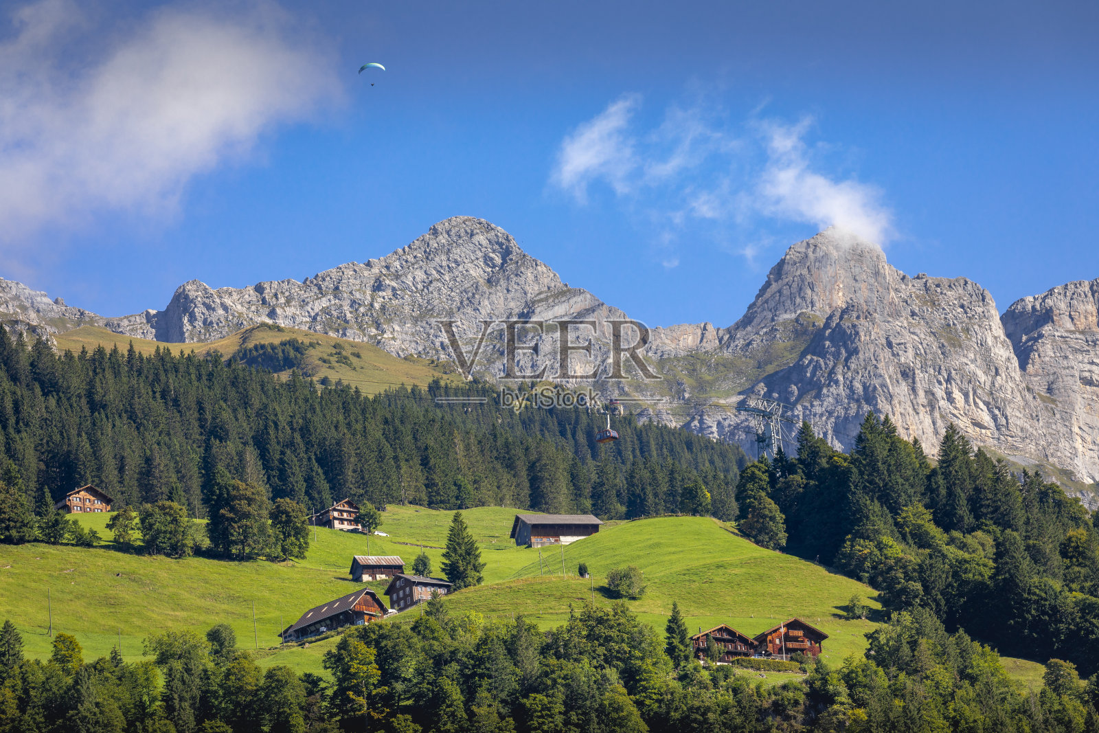 日出时，瑞士奥瓦尔登州，瑞士阿尔卑斯山脉的农场和谷仓的阿尔卑斯山景观照片摄影图片