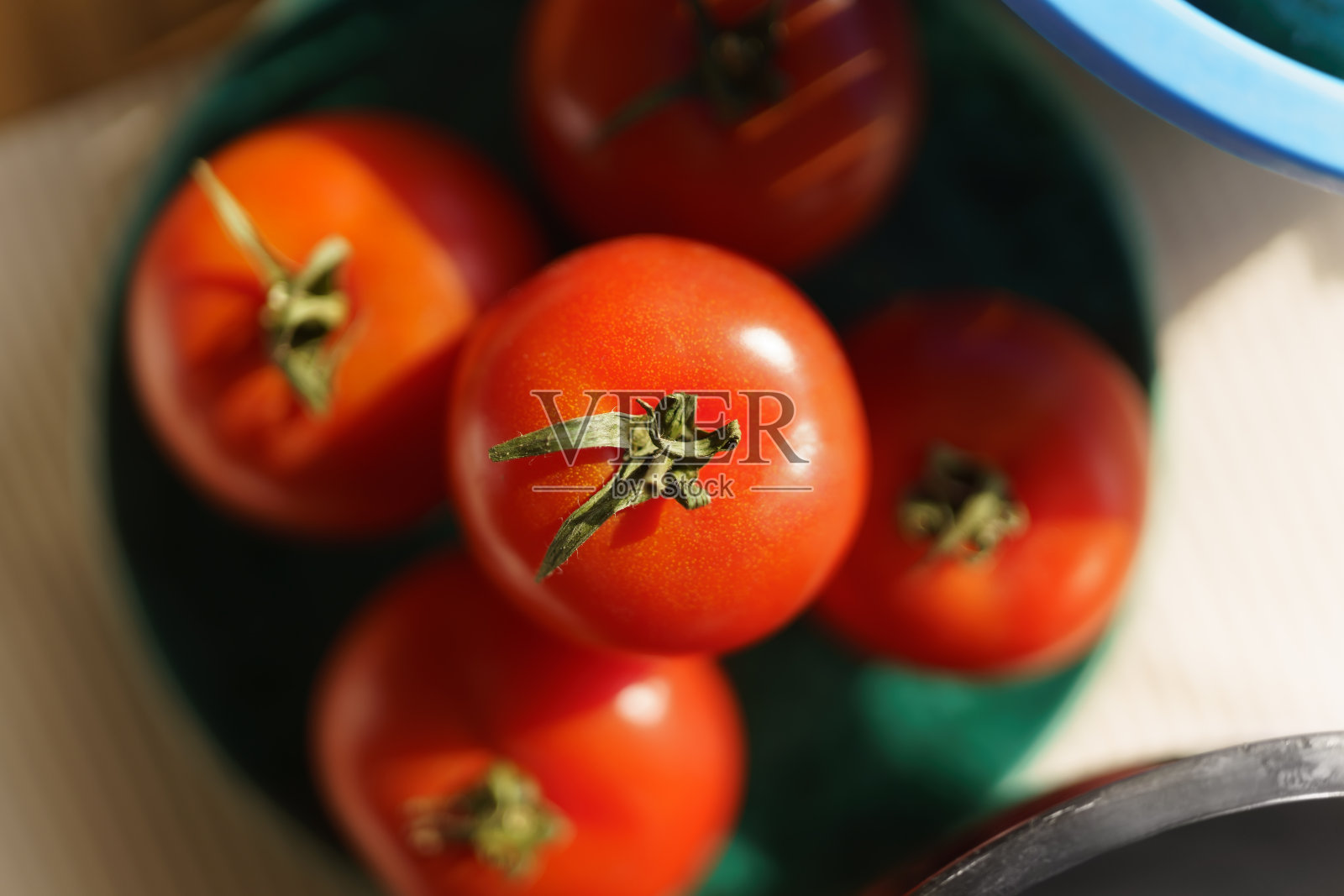 从上方拍下盘子里成熟的红色西红柿。准备烹调的一堆新鲜蔬菜照片摄影图片