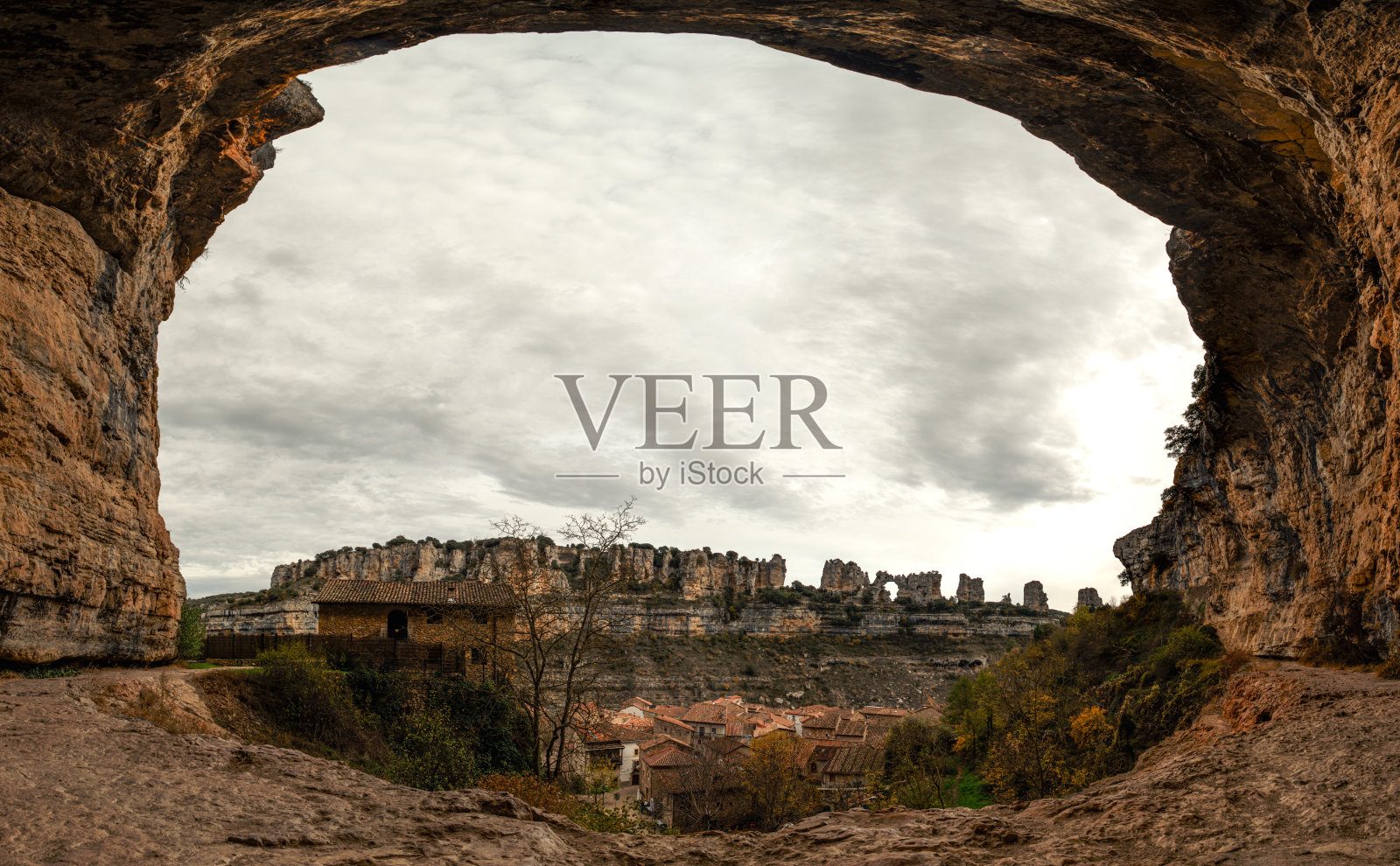 布尔戈斯有洞穴的小村庄照片摄影图片