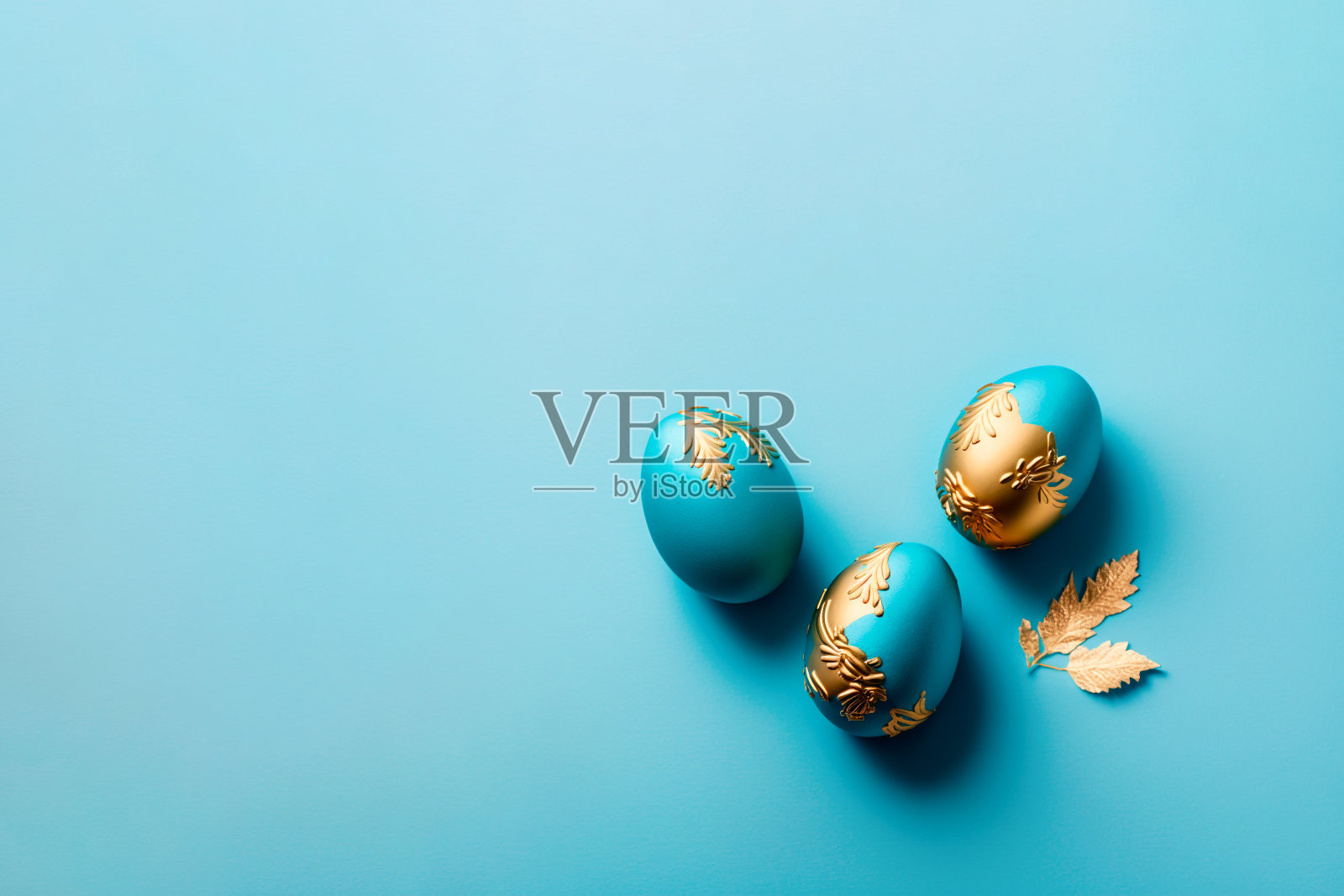 三个用金子装饰的复活节彩蛋照片摄影图片