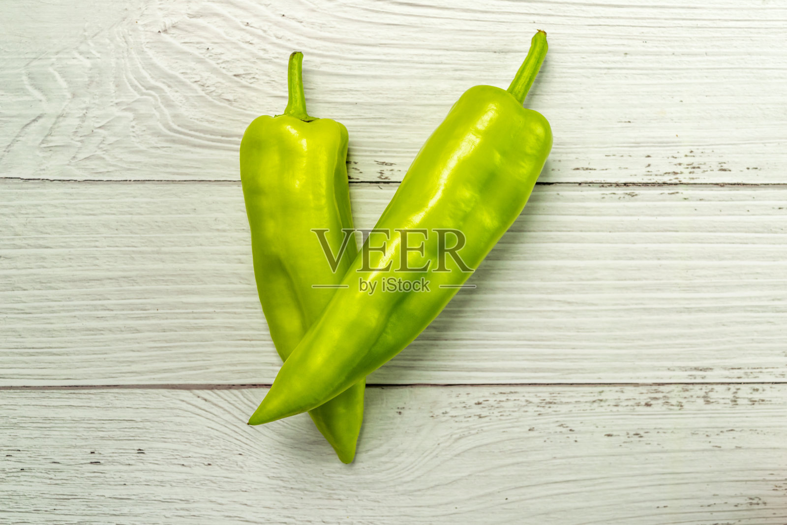 青椒在白木上照片摄影图片