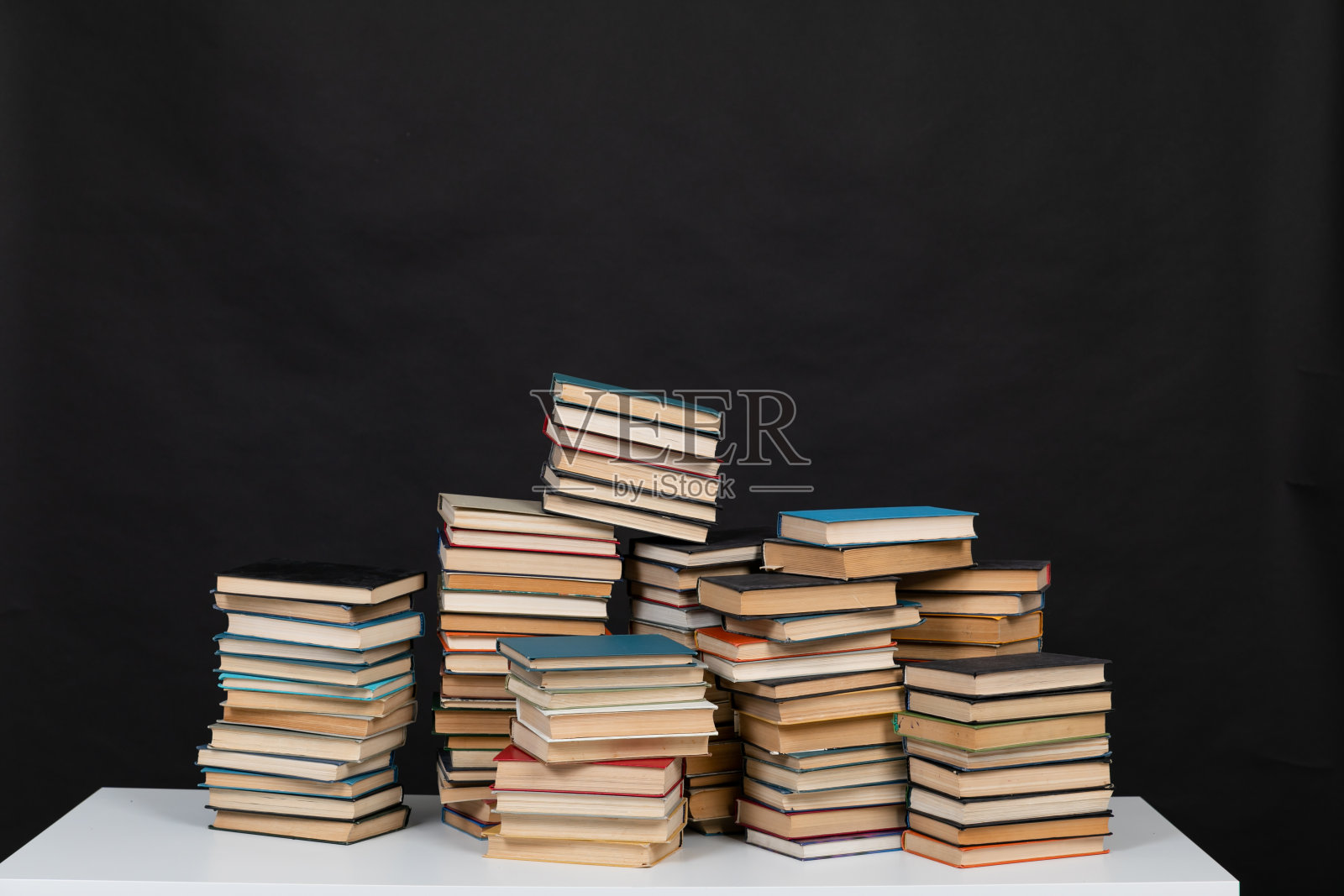 在图书馆的知识办公室里，大量的科学书籍在黑色的背景上阅读照片摄影图片