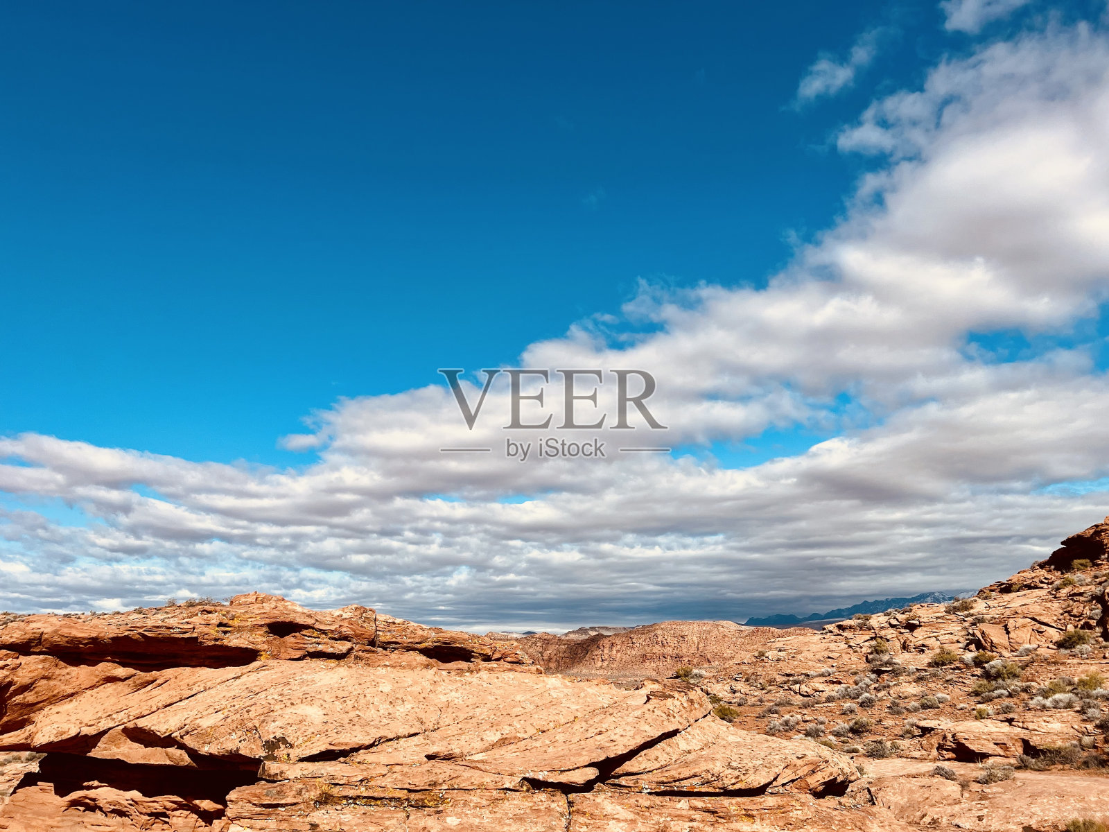 红色的岩石小径和天空照片摄影图片