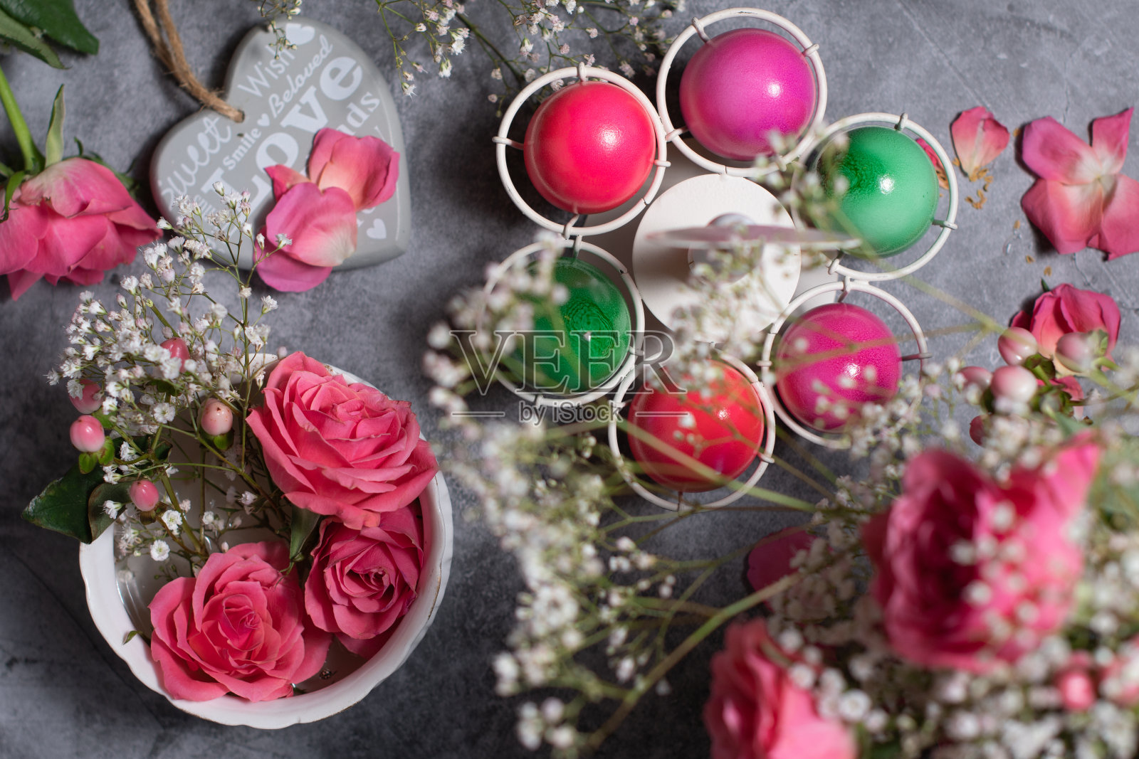 彩色复活节彩蛋散落在灰色混凝土背景，俯视图照片摄影图片