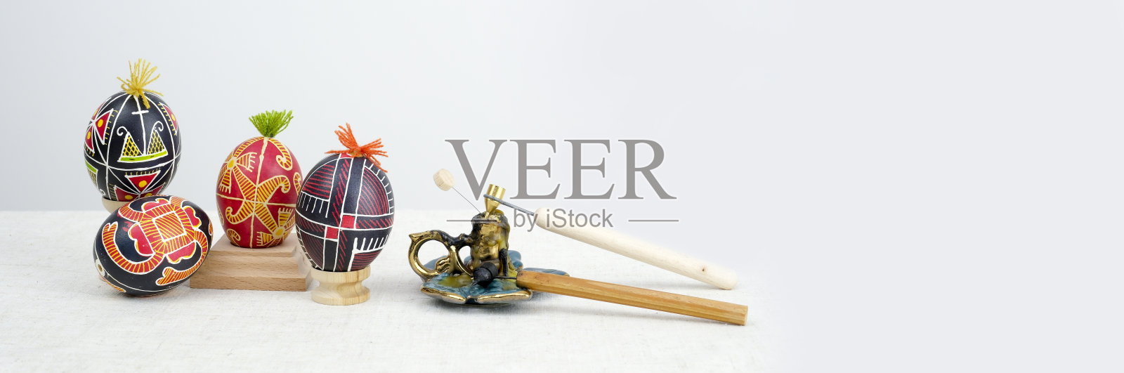 复活节大横幅与彩绘蛋与不同的模式在红黑蓝线和特殊的设备为蜡烛和蜡鸡蛋着色照片摄影图片