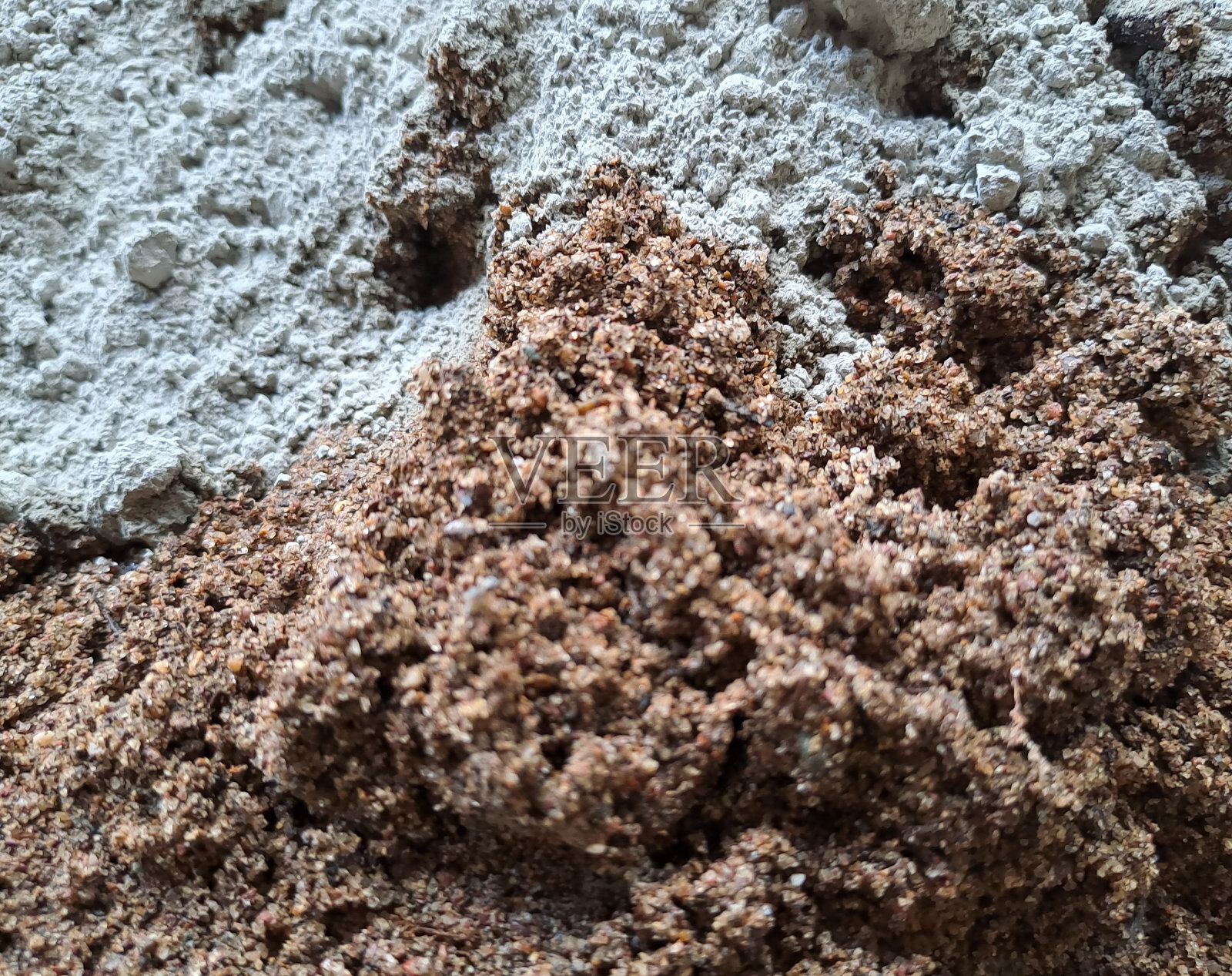 将水泥粉与沙子紧密结合。建筑工人照片摄影图片