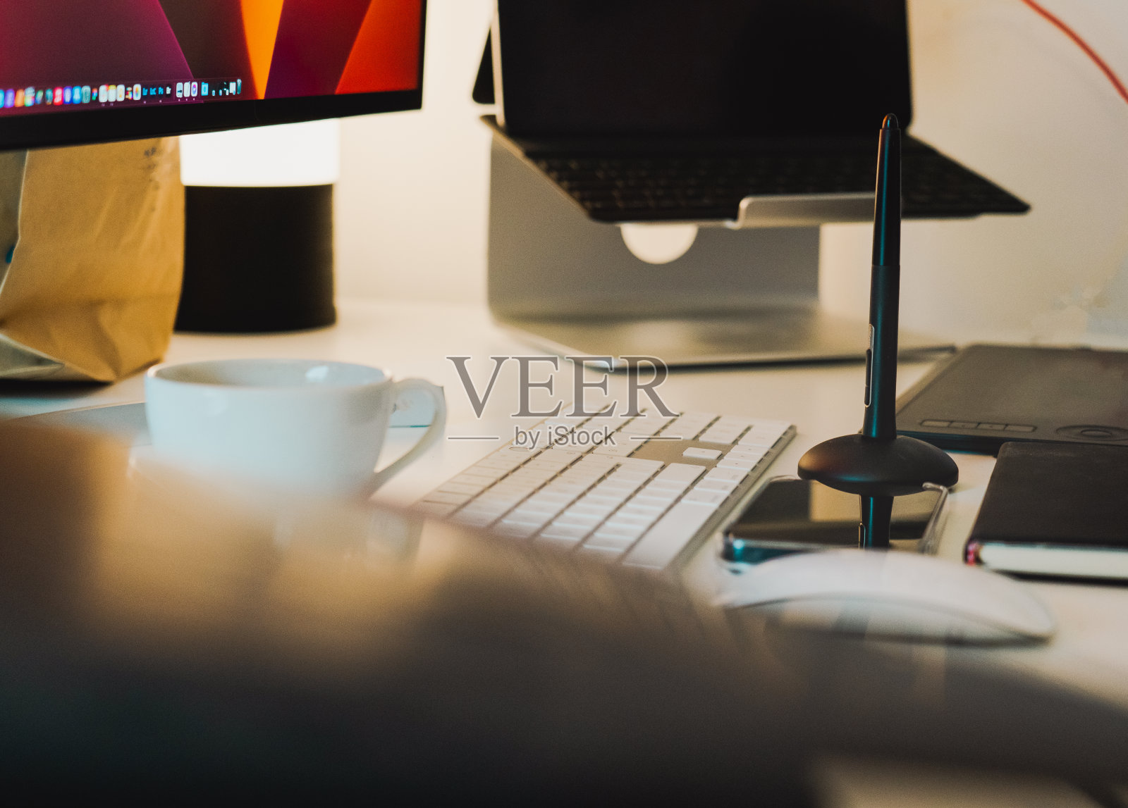 家庭办公室的桌子，眼镜照片摄影图片