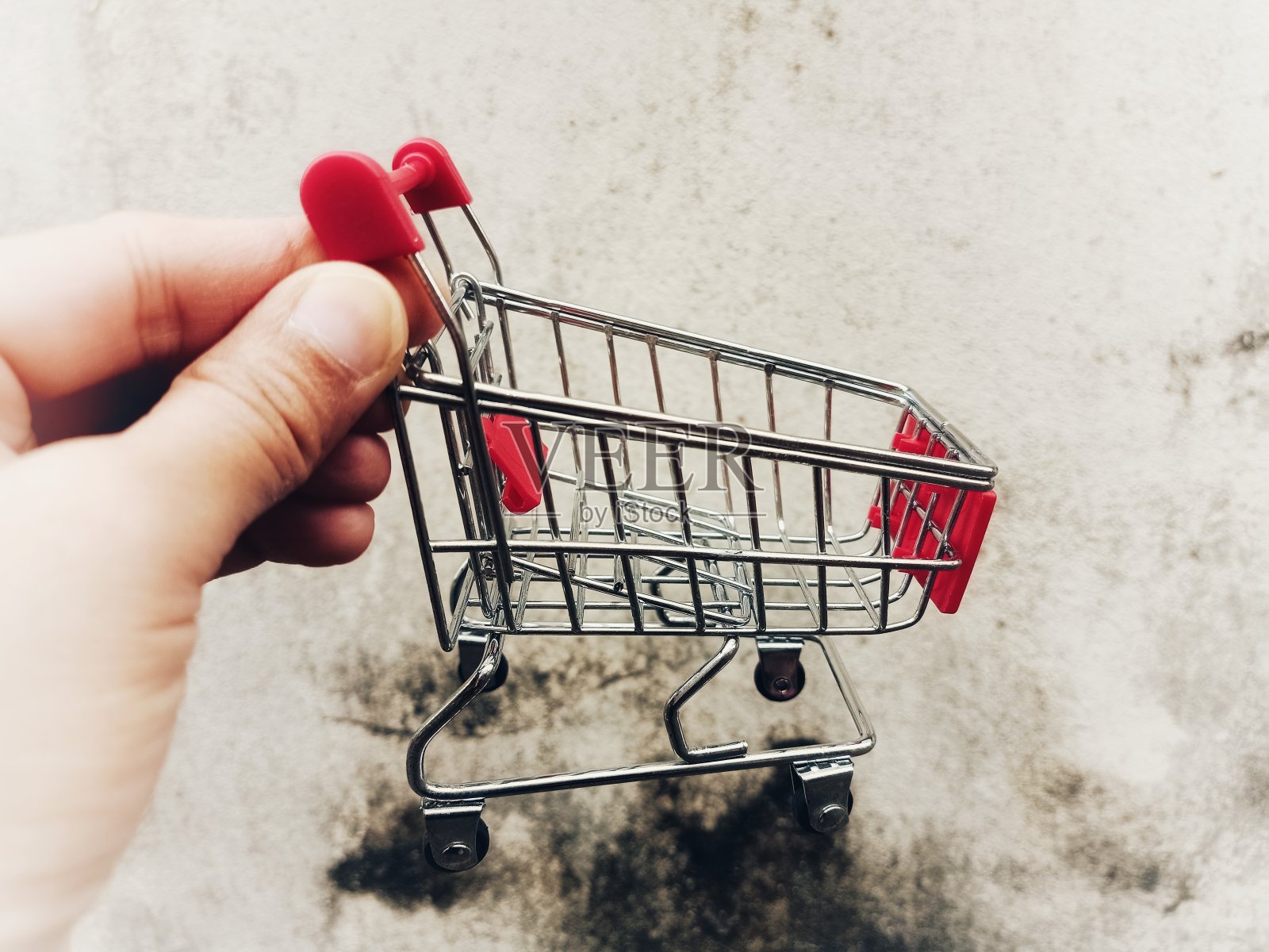 人手推着超市手推车照片摄影图片