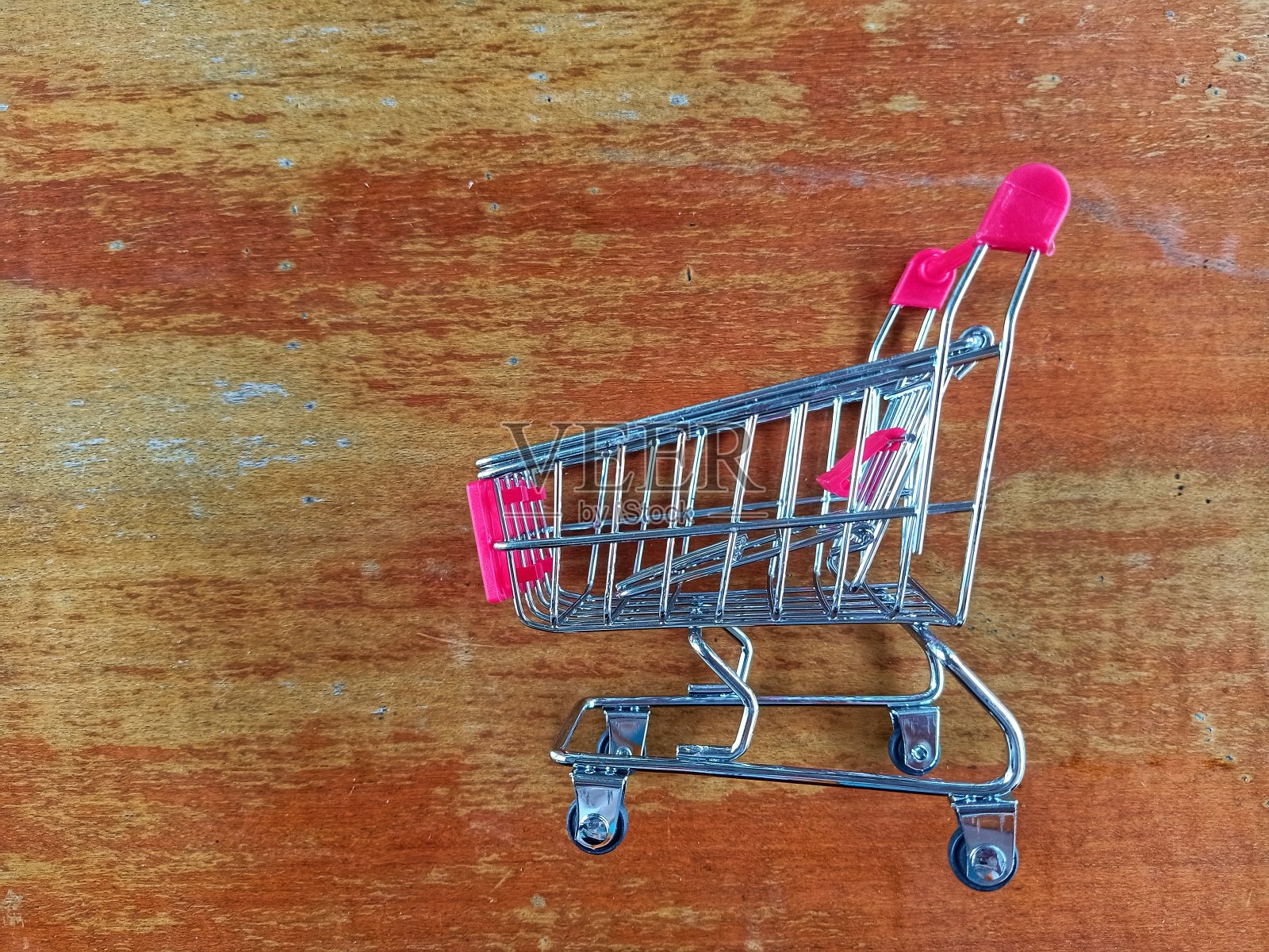 桌子上的购物车照片摄影图片