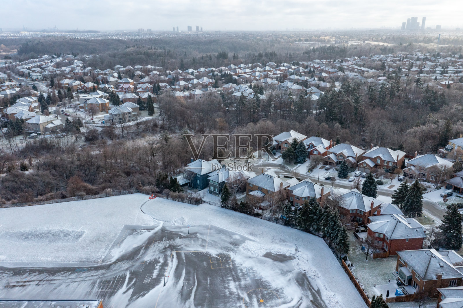 鸟瞰图冻雨后的冬天，在加拿大伍德布里奇的卢瑟福路和伊斯灵顿大街照片摄影图片