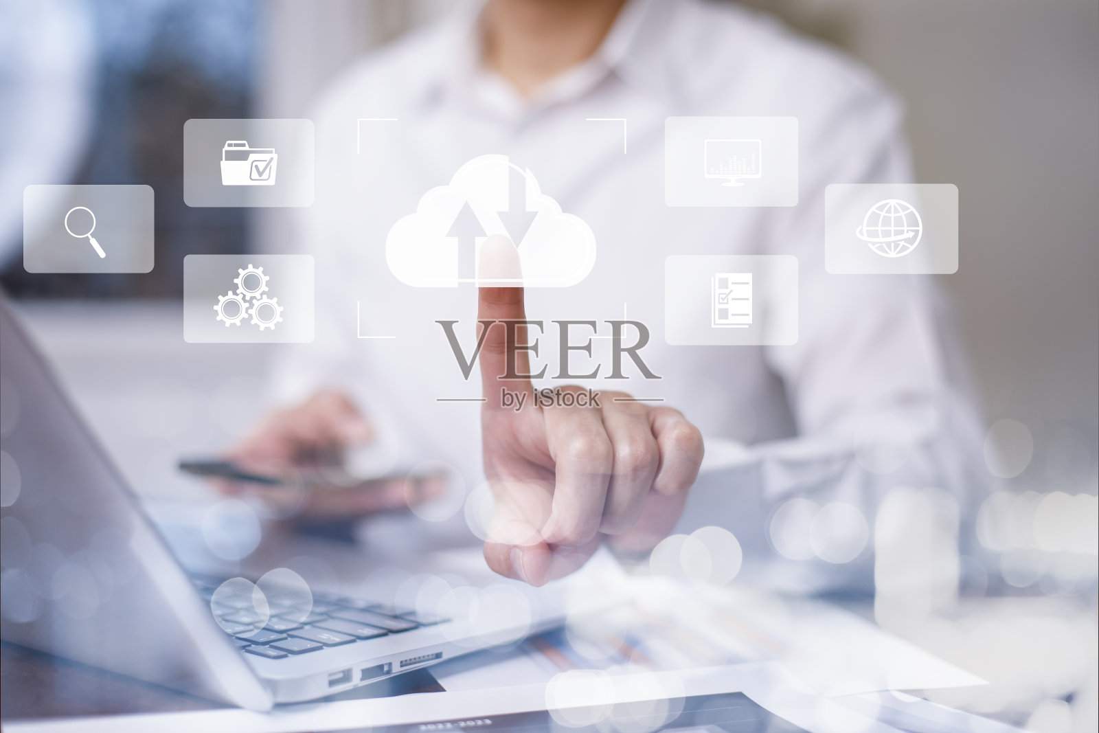 通过云计算技术，人的触摸连接数据信息互联网存储网络概念和一个大型数据库大数据通过互联网技术，云端共享下载和上传照片摄影图片