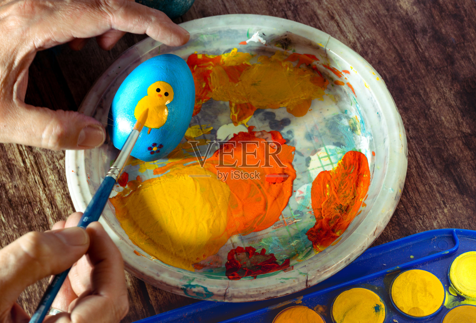 在复活节彩蛋上画小鸡照片摄影图片